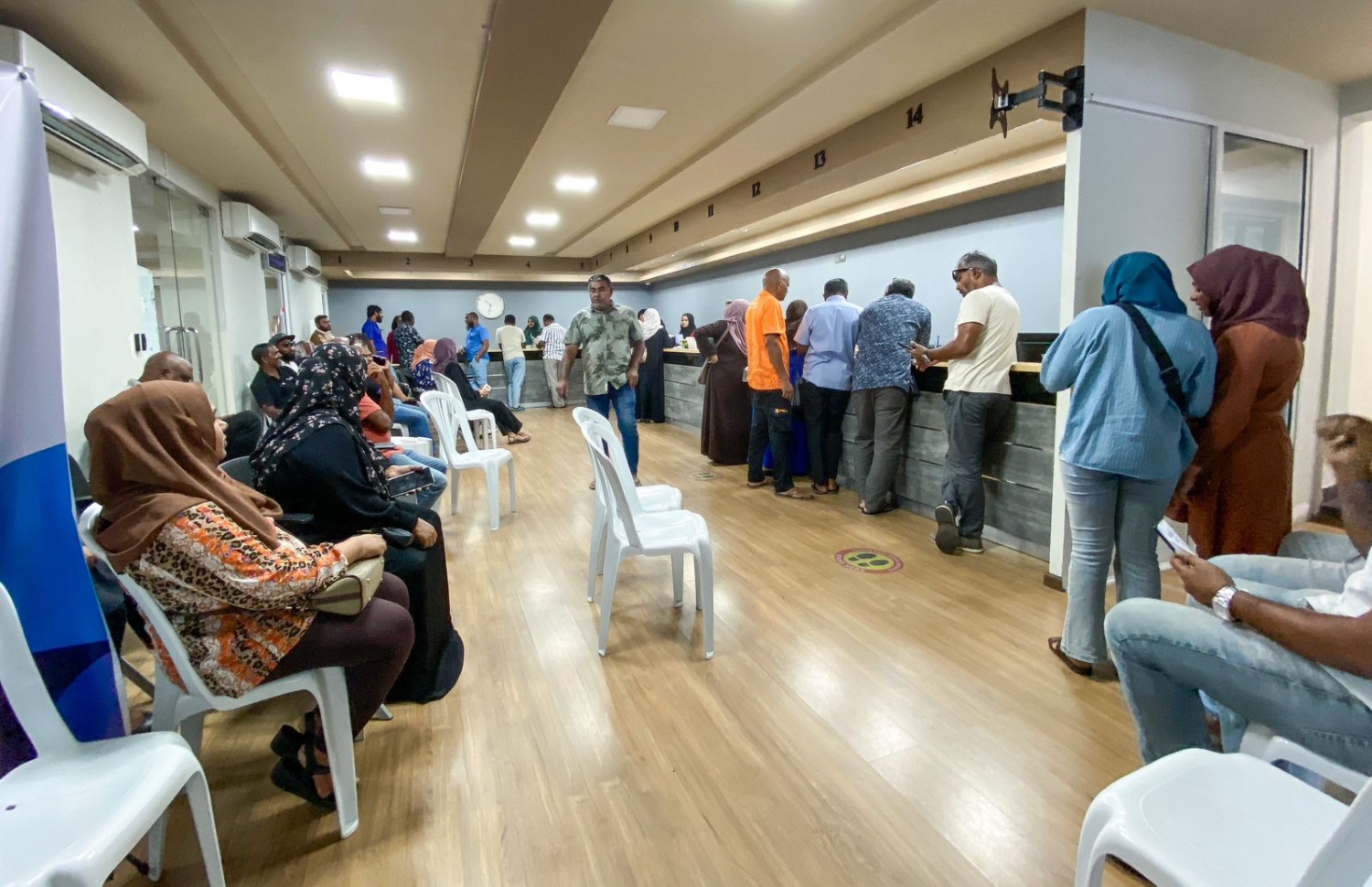 ގެދޮރުވެރިޔާ ފްލެޓްތަކުގެ މައްސަލާގައި ޝަކުވާ ހިފައިގެން މީހުން ހައުސިން މިނިސްޓްރީގެ އިދާރާގައި.-- ފޮޓޯ: ފަޔާޒް މޫސާ | މިހާރު