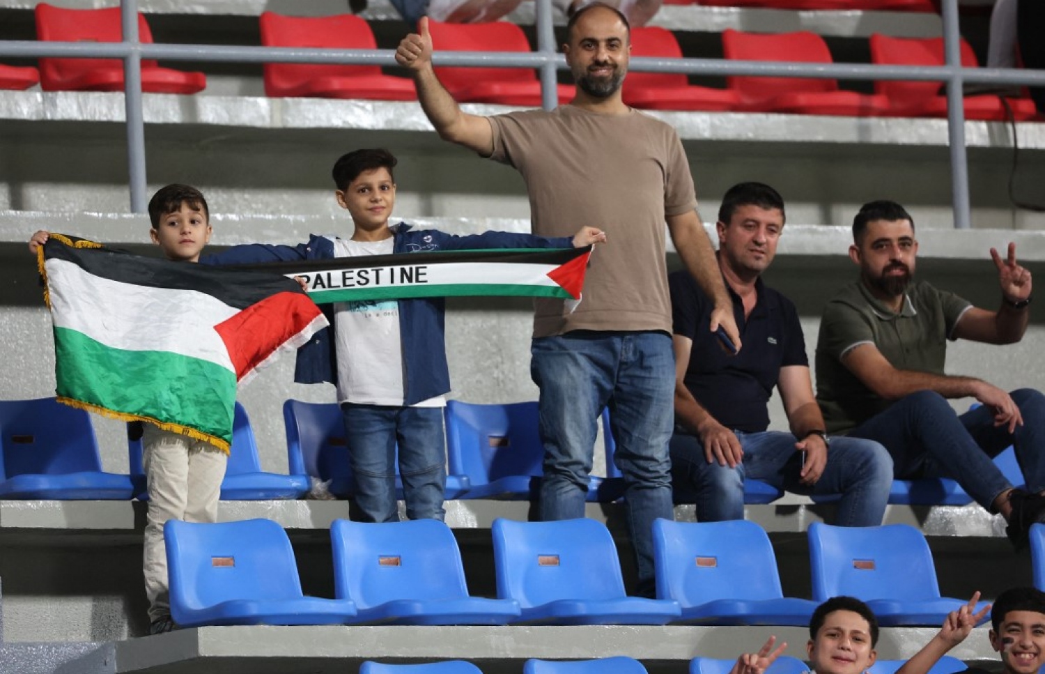 ޔޫއޭއީގައި ކުޅުނު މެޗަށް ވަން ބައެއް ފަލަސްތީނު ސަޕޯޓަރުން.-- ފޮޓޯ: އޭއެފްޕީ