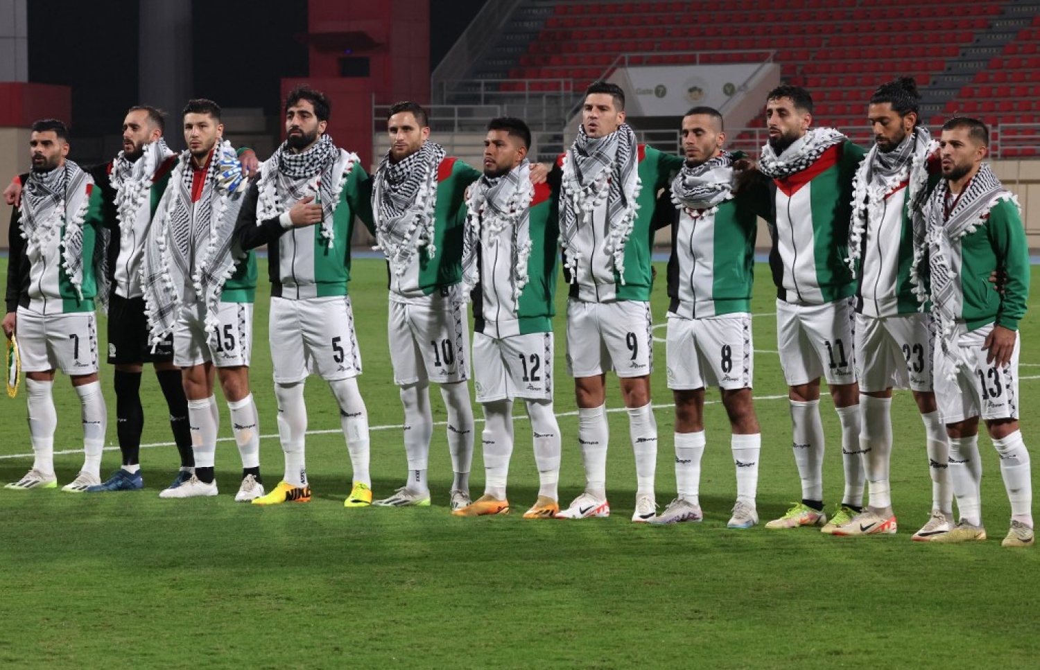 ފަލަސްތީނު ޓީމުކުޅުންތެރިން މެޗު ފެށުމުގެ ކުރިން ދަނޑުމަތީގައި، ކޫފިއްޔާ އަޅައިގެން.-- ފޮޓޯ: އޭއެފްޕީ