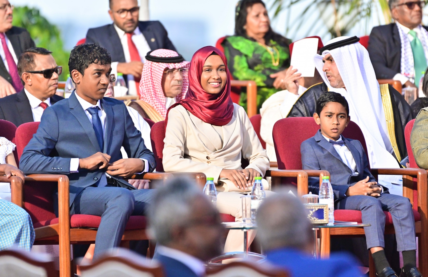 ޑރ. މުހައްމަދު މުއިއްޒު ރައީސުލްޖުމްހޫރިއްޔާ ކަމުގެ ހުވާކުރެއްވުމަށް ބޭއްވި ރަސްމިއްޔާތުގައި އެމަނިކުފާނުގެ ތިން ބޭފުޅުން.-- ފޮޓޯ: ނިޝާން އަލީ | މިހާރު