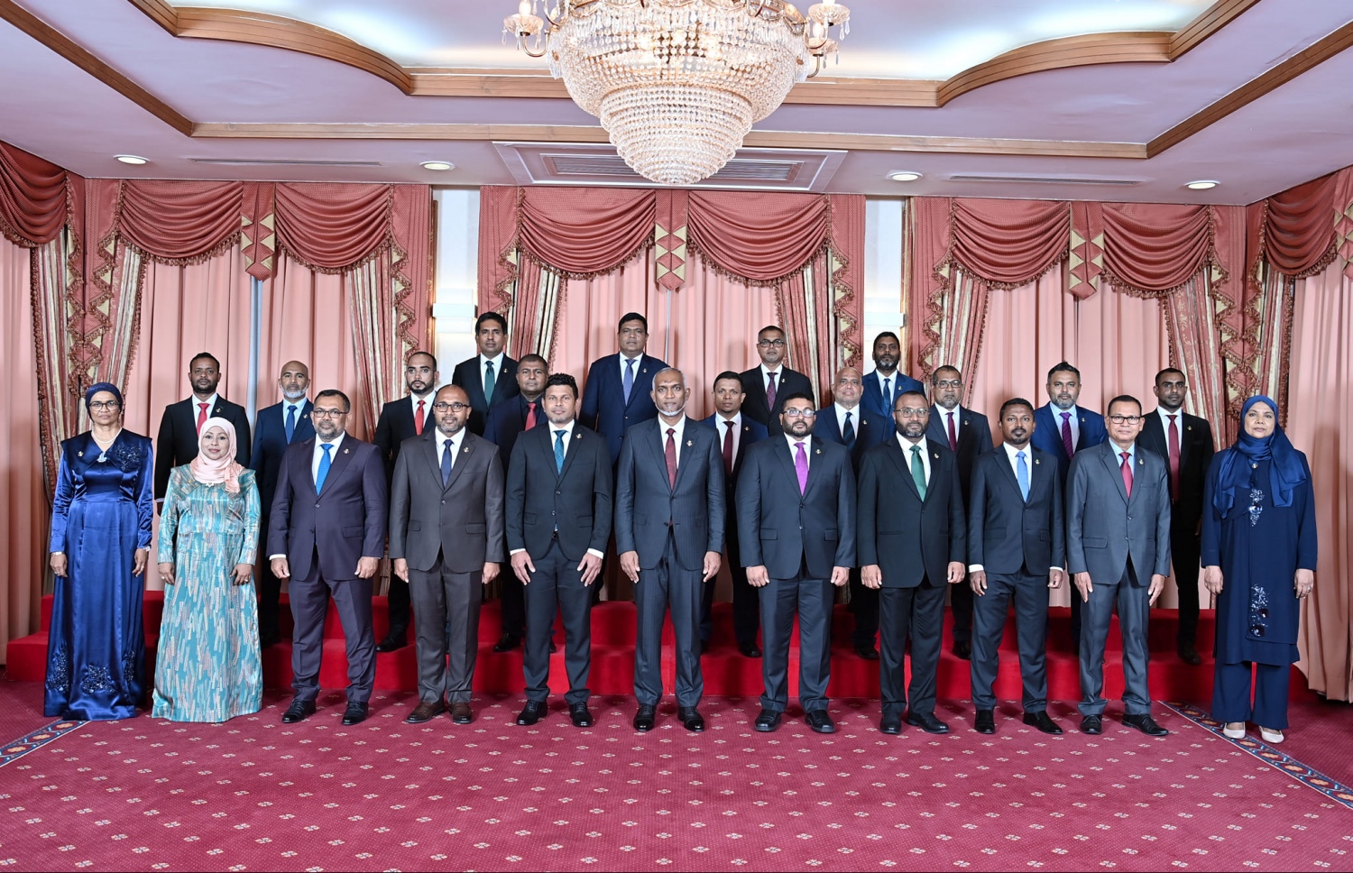 ރައީސް ޑރ. މުއިއްޒުގެ ކެބިނެޓްގެ ބޭފުޅުންނާ އެކު، އެ މަނިކުފާނާއި ނައިބު ރައީސް ހުސައިން މުހައްމަދު ލަތީފު މިރޭ ފޮޓޯފުޅެއް ނަންގަވަނީ.---ފޮޓޯ: ރައީސް އޮފީސް