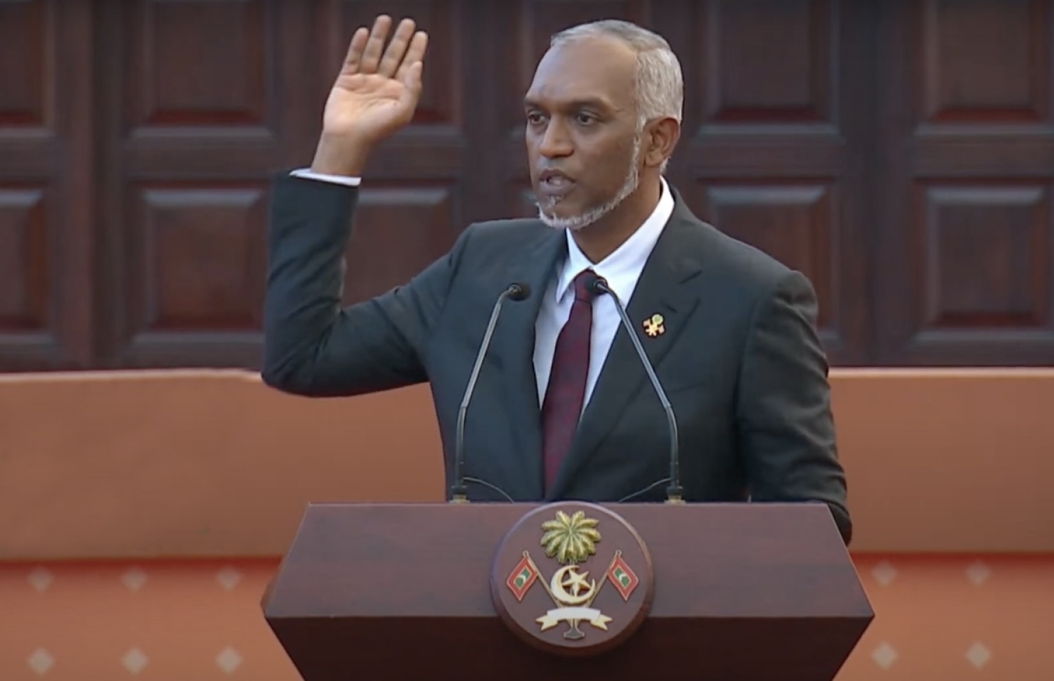 އާ ރައީސް ޑރ. މުހައްމަދު މުއިއްޒު ދެއްވި ތަގުރީރުގައި ޖުމްހޫރީ މައިދާނުގައި ހުރި ގައުމީ ދިދަ އަށް އިޝާރަތްކުރައްވާ ވާހަކަދައްކަވަނީ.