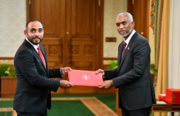 President Dr. Muizzu hands the letter of appointment to the new Minister of Youth Empowerment, Information and Arts Ibrahim Waheed (Aswaad)-- Photo: President's Office