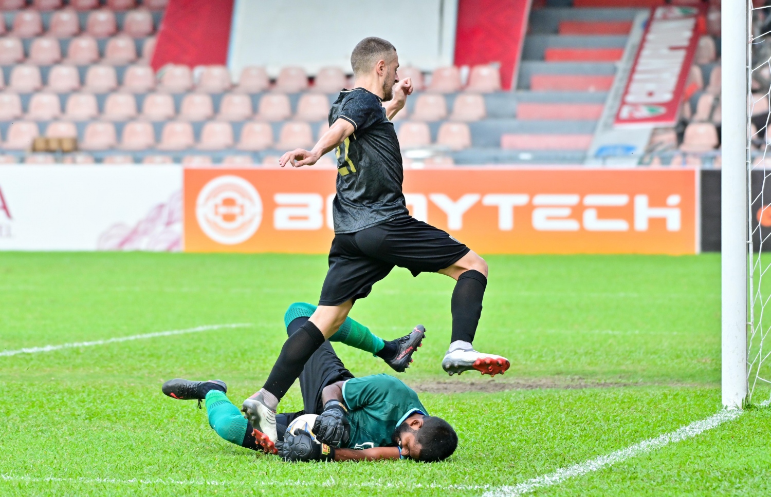 އީގަލްސްގެ ފުރުސަތަށް ހުރަސް އަޅަން ކީޕަރު ސޫޖަން ކުރިއަށް ނުކުމެ ބޯޅަ ހޯދަނީ --- ފޮޓޯ: ފަޔާޒު މޫސާ | މިހާރު