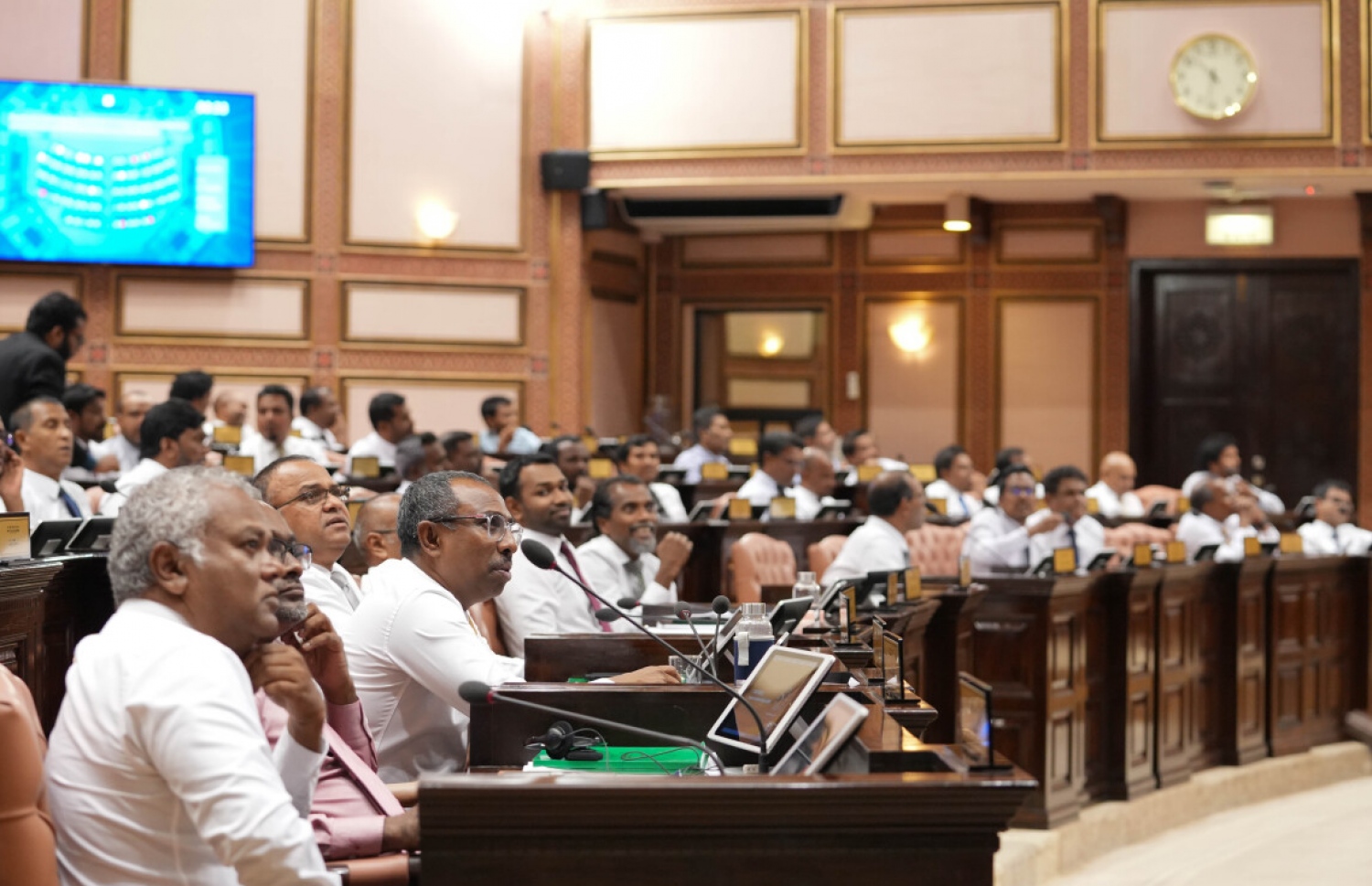 19 ވަނަ މަޖިލީހުގެ ޖަލްސާއެއްގައި މެމްބަރުން ބައިވެރިވެވަޑައިގަންނަވަނީ. --ފައިލް ފޮޓޯ: މަޖިލީހުގެ އިދާރާ