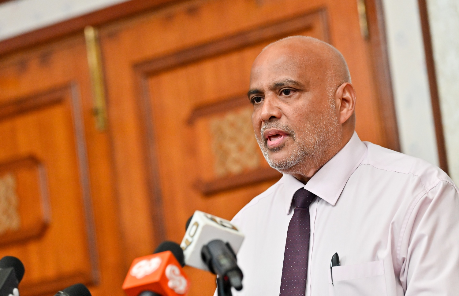 ހައުސިން މިނިސްޓަރު ޑރ. އަލީ ހައިދަރު ނޫސްވެރިންނާ ވާހަކަދައްކަވަނީ: އޭސީސީގެ ސިޓީއާ ގުޅިގެން މަޝްވަރާ ފަށާފައިވާ ކަމަށް އެ މިނިސްޓްރީން ރޭ ބުނި.--- ފޮޓޯ: ނިޝާން އަލީ | މިހާރު