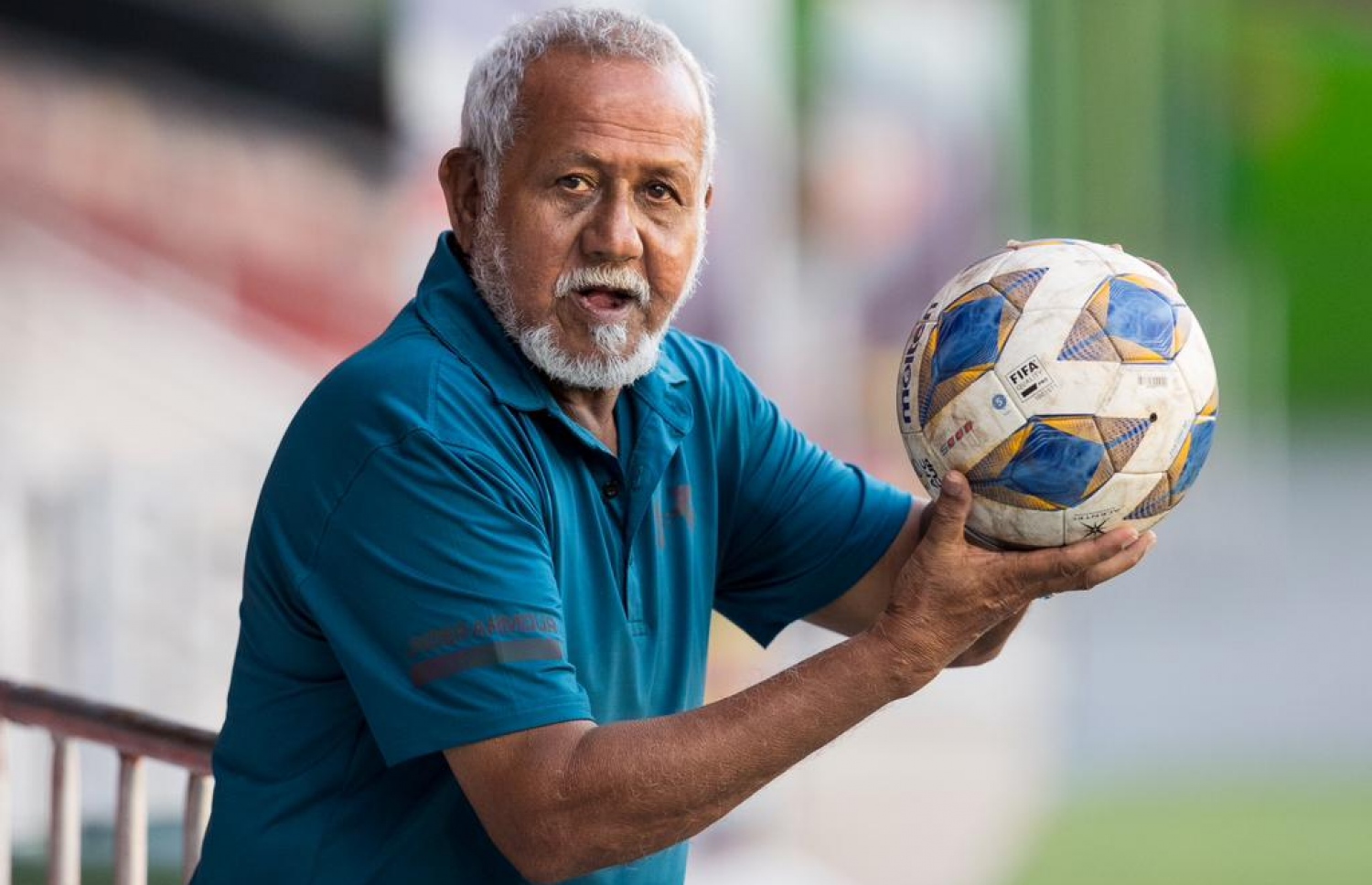 ލީގު މެޗުތަކުގައި މިހާރު ބޯޅަ ހޮވާނެ ބަޔަކު ނެތުމުން، ފުޓްބޯޅައިގެ ހިދުމަތްތެރިޔާ ބޮޑޭ ބޯޅަ ހޮވުމުގެ މަސައްކަތުގައި --- ފޮޓޯ: އަބްދުﷲ އަބީދު