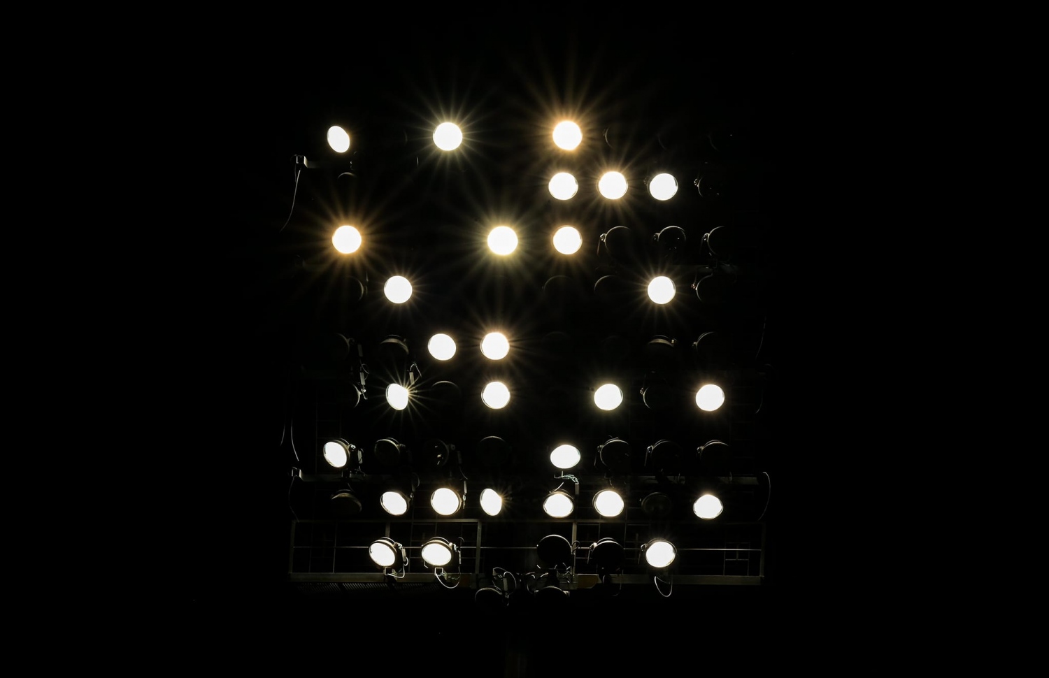 މެޗު ކުޅެމުން ދިޔައިރު ދަނޑުގެ ލައިޓިން ސިސްޓަމް މައްސަލަ ޖެހިފައި: އެކަށީގެންވާ ސްޓޭންޑަޑަށް ފެތޭ އަލިކަމެއް މެޗު ކުޅުނު އިރު ވެސް ދަނޑުގައި ނެތް --- ފަޔާޒު މޫސާ | މިހާރު