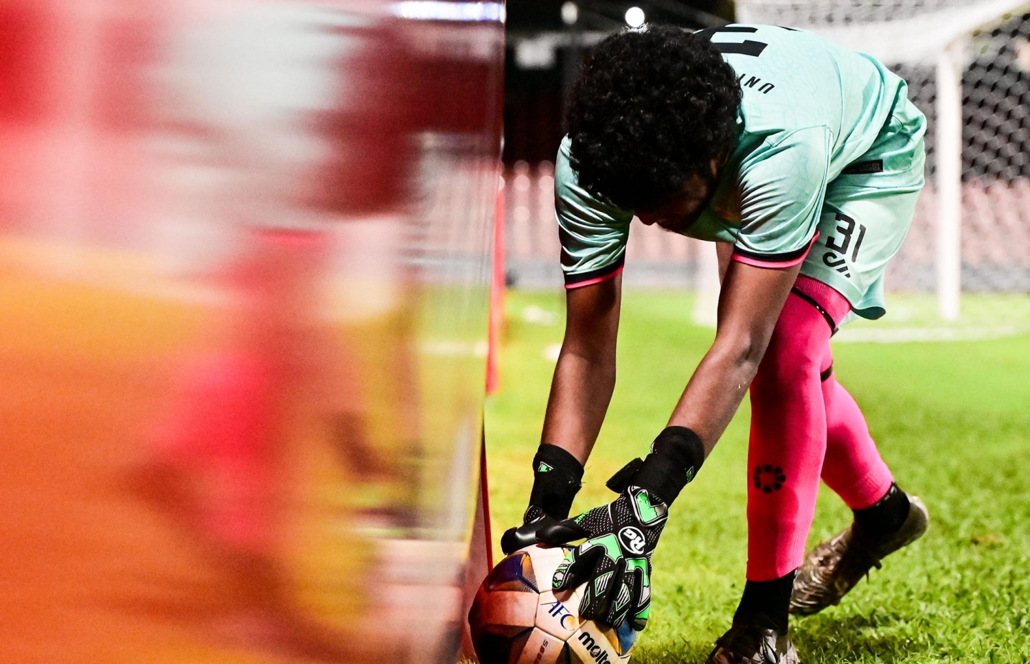 ޔޫވީގެ ކީޕަރު ފައިރޫޝް ބޯޅަ ނަގަނީ: އޭނާ އަށް އަނިޔާވެގެން ބަދަލުކުރަން ޖެހުނު އިރު އެ ޓީމުގެ ބެންޗުގައި އިތުރު ކީޕަރެއް ނެތުމުން ގޯލަށް ކުޅުނީ ޑިފެންޑަރު --- ފޮޓޯ: ފަޔާޒު މުސާ | މިހާރު