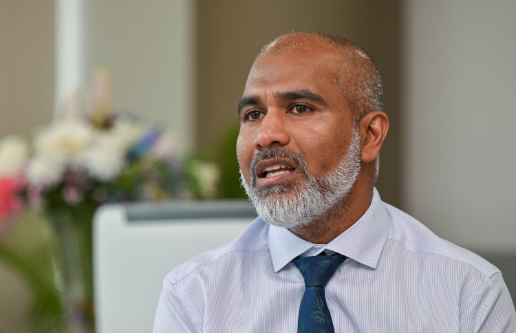 ދިރާސީ އަހަރު ބަދަލުކުރާތީ މިނިސްޓަރާ ސުވާލުކުރަނީ