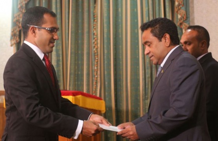 ޕީޕީއެމް ހިންގަން އިސްކޮށް މަލީހާއި އައްބާސް