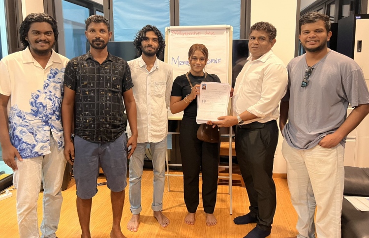 ޑިމޮކްރެޓްސް އަށް 10،000 މެމްބަރުން ހަމަކުރަނީ