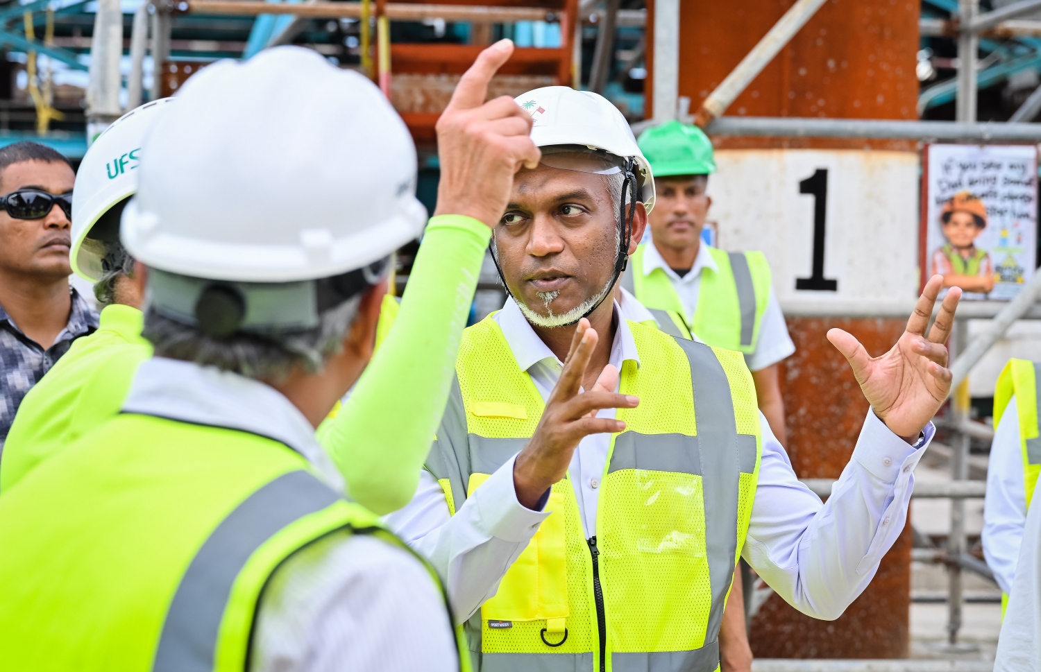 ރައީސް ޑރ. މުހައްމަދު މުއިއްޒު އެމަނިކުފާނުގެ ކެބިނެޓާ އެކު ތިލަމާލެ ބްރިޖު ސައިޓު ބައްލަވާލަައްވަނީ.-- ފޮޓޯ: ނިޝާން އަލީ | މިހާރު