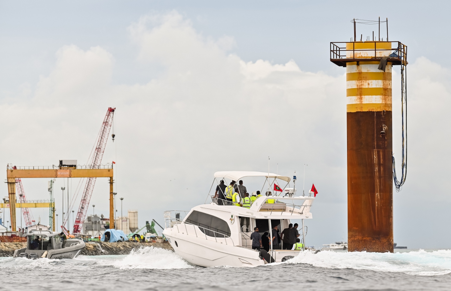 ރައީސް ޑރ. މުހައްމަދު މުއިއްޒު އެމަނިކުފާނުގެ ރަސްމީ ލޯންޗުކޮޅުގައި ތިލަމާލެ ބްރިޖަށް ކަނޑުގައި ކުރާ މަސައްކަތް ބައްލަވާލަައްވަނީ.-- ފޮޓޯ: ނިޝާން އަލީ | މިހާރު