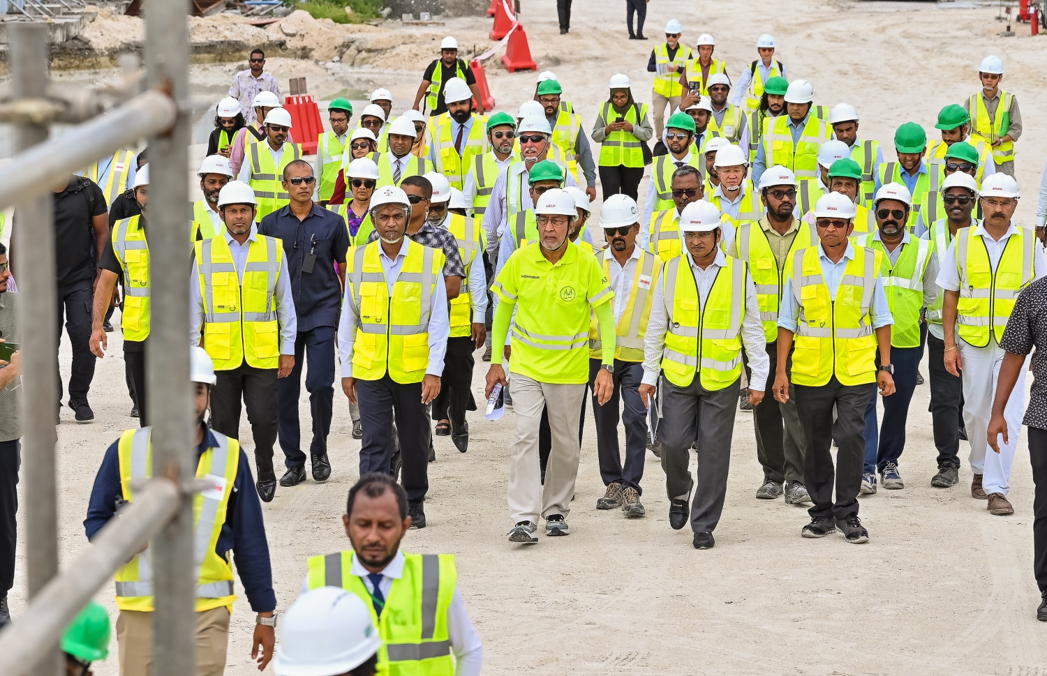 ރައީސް ޑރ. މުހައްމަދު މުއިއްޒު އެމަނިކުފާނުގެ ކެބިނެޓާ އެކު ތިލަމާލެ ބްރިޖު ސައިޓު ބައްލަވާލަައްވަނީ.-- ފޮޓޯ: ނިޝާން އަލީ | މިހާރު