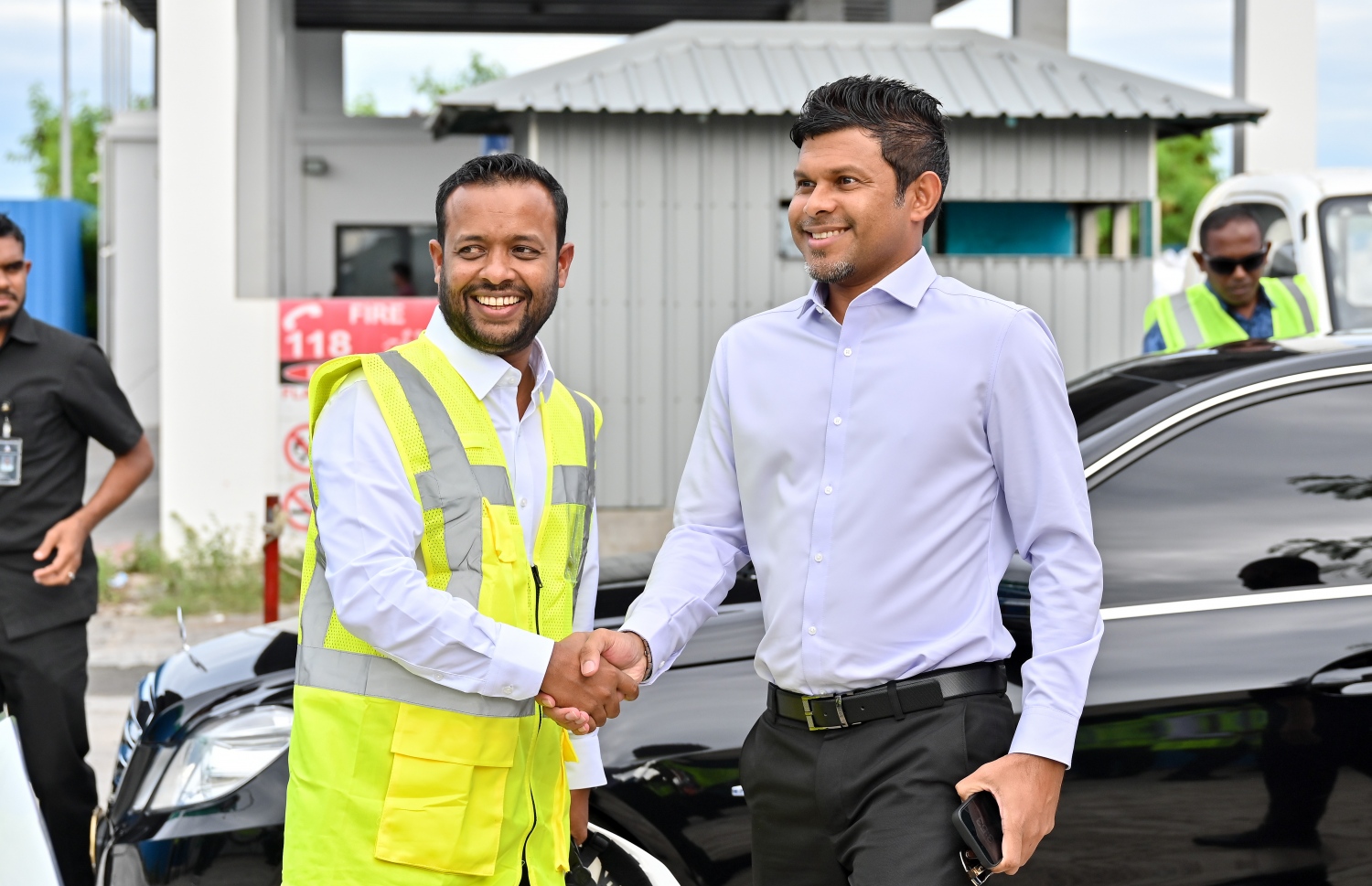 އާ ސަރުކާރުގެ ވެރިން ތިލަމާލެ ބްރިޖަށް ކުރި ޒިޔާރަތުގައި ނައިބު ރައީސް ހުސެއިން ޕްލޭނިން މިނިސްޓަރު މުއްތޮލިބްއާ ސަލާންކުރައްވަނީ.-- ފޮޓޯ: ނިޝާން އަލީ | މިހާރު