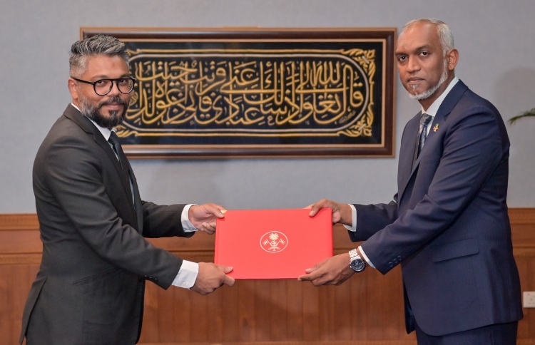 އިބޫއާ އެކު އުޅުނު ސްޓޭޓް މިނިސްޓަރަކު ވަކިކޮށްފި