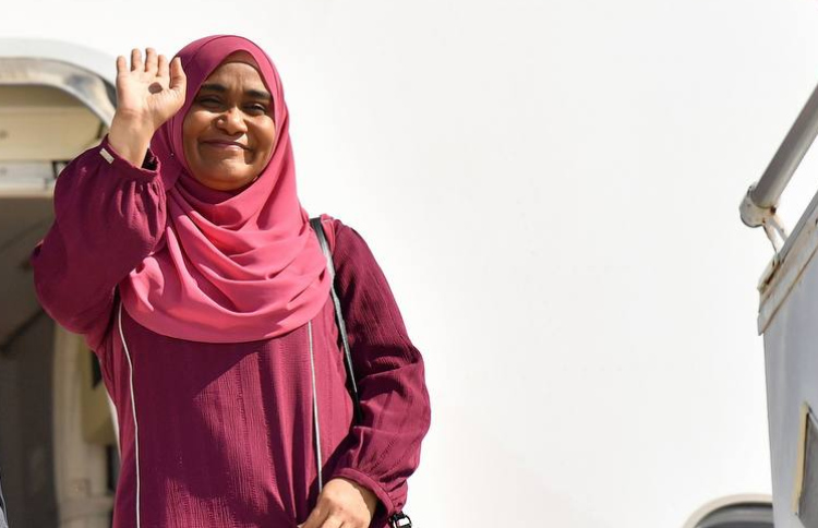 ސަމިޓެއް ޝަރަފްވެރިކޮށް ދެއްވުމަށް ފަސްޓްލޭޑީ ޔޫއޭއީއަށް