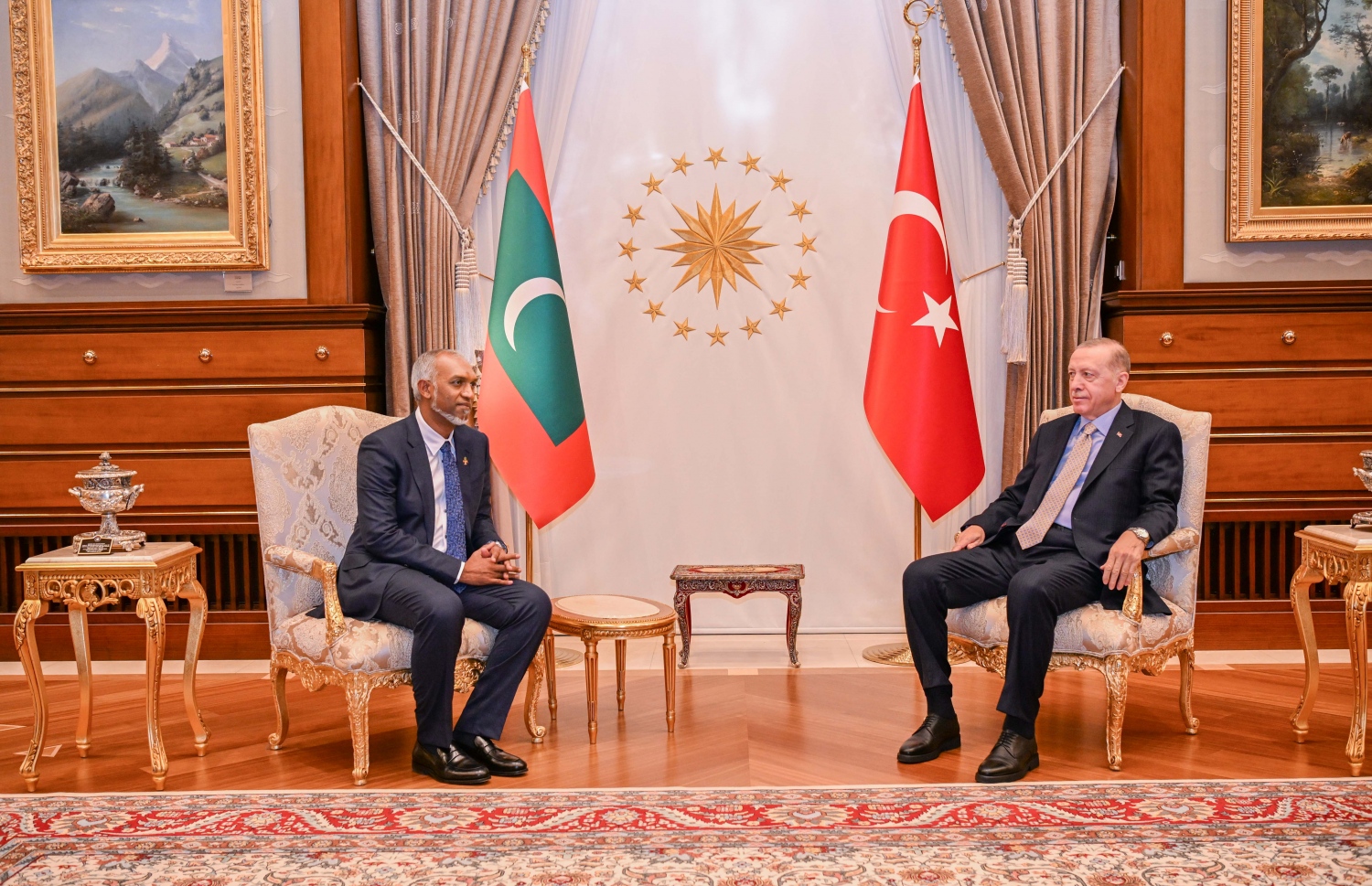 ރައީސް މުއިއްޒު މިދިޔަ އަހަރު ނޮވެމްބަރު މަހު ތުރުކީ އަށް ކުރެއްވި ދަތުރުފުޅުގައި އެ ގައުމުގެ ރައީސް އުރުދުޣާންއާ ބައްދަލުކުރައްވަނީ.-- ފޮޓޯ: ރައީސް އޮފީސް