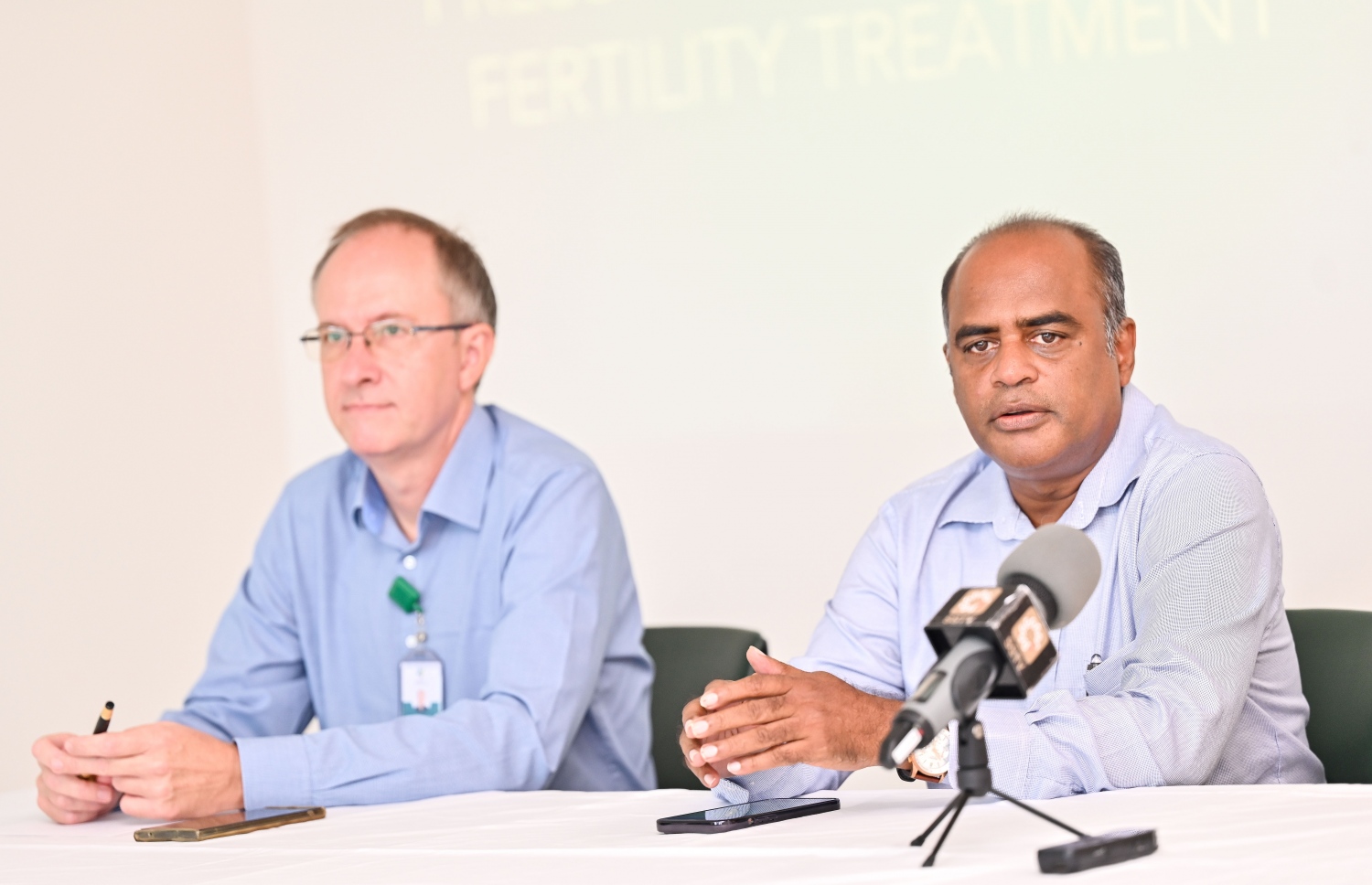 ޓްރީޓޮޕް ހޮސްޕިޓަލުން މިއަދު ބޭއްވި ޕްރެސް ކޮންފަރެންސްގައި، އެ ހޮސްޕިޓަލްގެ ސީއޯއޯ އާދިލް (ކ) އަދި މެޑިކަލް ޑިރެކްޓަރު ޑރ. ނޮޓެކް ބައިވެރިވެވަޑައިގަންނަވަނީ.-- ފޮޓޯ: ފަޔާޒު މޫސާ/ މިހާރު