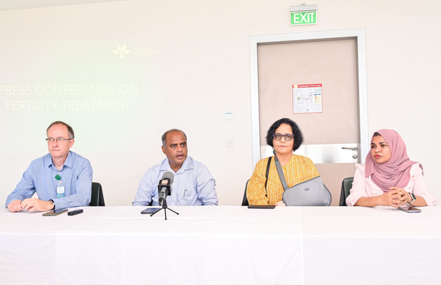 ޓްރީޓޮޕް ހޮސްޕިޓަލުން މިއަދު ބޭއްވި ޕްރެސް ކޮންފަރެންސްގައި، އެ ހޮސްޕިޓަލްގެ ސީއޯއޯ އާދިލް، (ވ-2)، މެޑިކަލް ޑިރެކްޓަރު ޑރ. ނޮޓެކް، ޑރ. އަނީތާ އަދި ޑރ. ޒާކިޔާ (ވ) ބައިވެރިވެވަޑައިގަންނަވަނީ.-- ފޮޓޯ: ފަޔާޒު މޫސާ/ މިހާރު