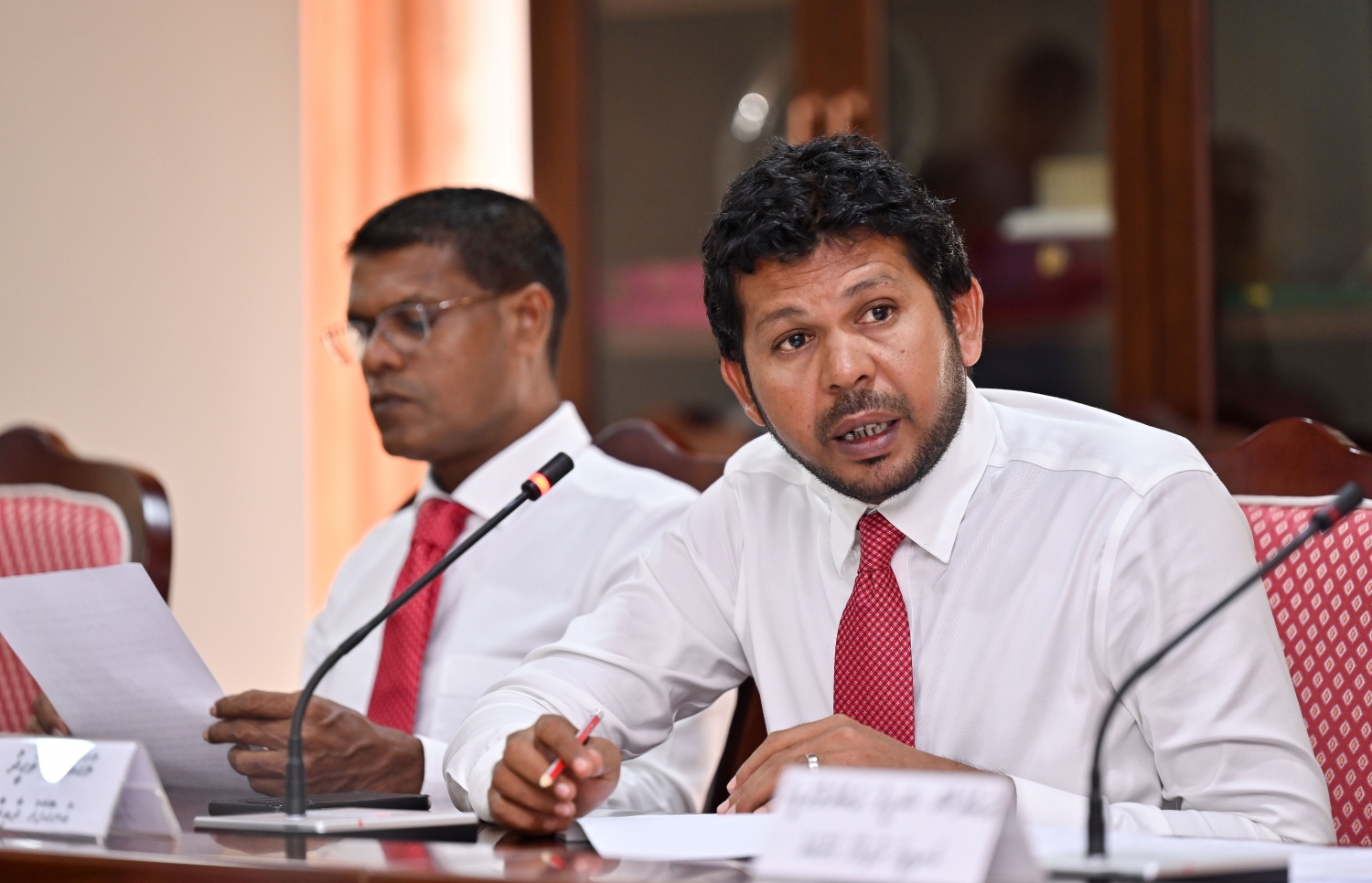 ޕެޓިޝަން ކޮމިޓީގައި އުނގޫފާރު ދާއިރާގެ މެމްބަރުން މުހައްމަދު ވަހީދު (ވައްޑެ) ވާހަކަދައްކަވަނީ.-- ފޮޓޯ: ފަޔާޒް މޫސާ | މިހާރު