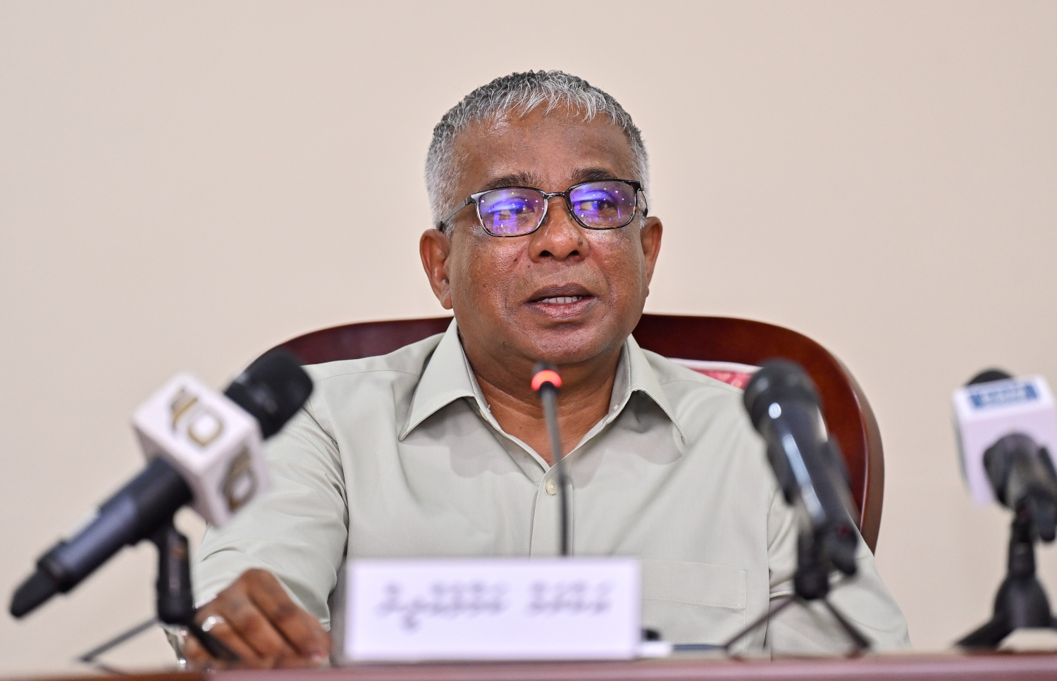 ޕެޓިޝަން ކޮމިޓީގައި ކުރީގެ ސްޓޭޓް މިނިސްޓަރު އަކްރަމް ކަމާލުއްދީން ވާހަކަދައްކަވަނީ.-- ފޮޓޯ: ފަޔާޒް މޫސާ | މިހާރު