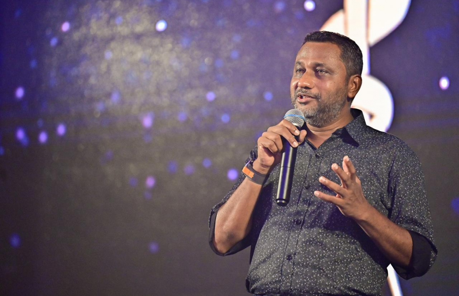 ރޭގެ ހަފުލާގައި އޭޑީކޭގެ އެމްޑީ އަފްއާލް ވާހަކަ ދައްކަވަނީ.---ފޮޓޯ: ފަޔާޒު މޫސާ| މިހާރު