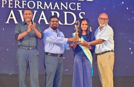 ADK Group's Managing Director Ahmed Nashid confers "Employee of The Year" award to Ms. Seema Mohamed, the Coordinator - Clinical Support Service of ADK Hospital-- Photo: Mihaaru
