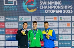 Second placed French David Aubry (L), first placed Irish Daniel Wiffen (C) and third placed Ukrainian Mykhailo Romanchuk (R) on the podium after the men's 1500m Freestyle final of the European Short Course Swimming Championships in Otopeni, on December 7, 2023. -- Photo: Daniel Mihailescu/ AFP