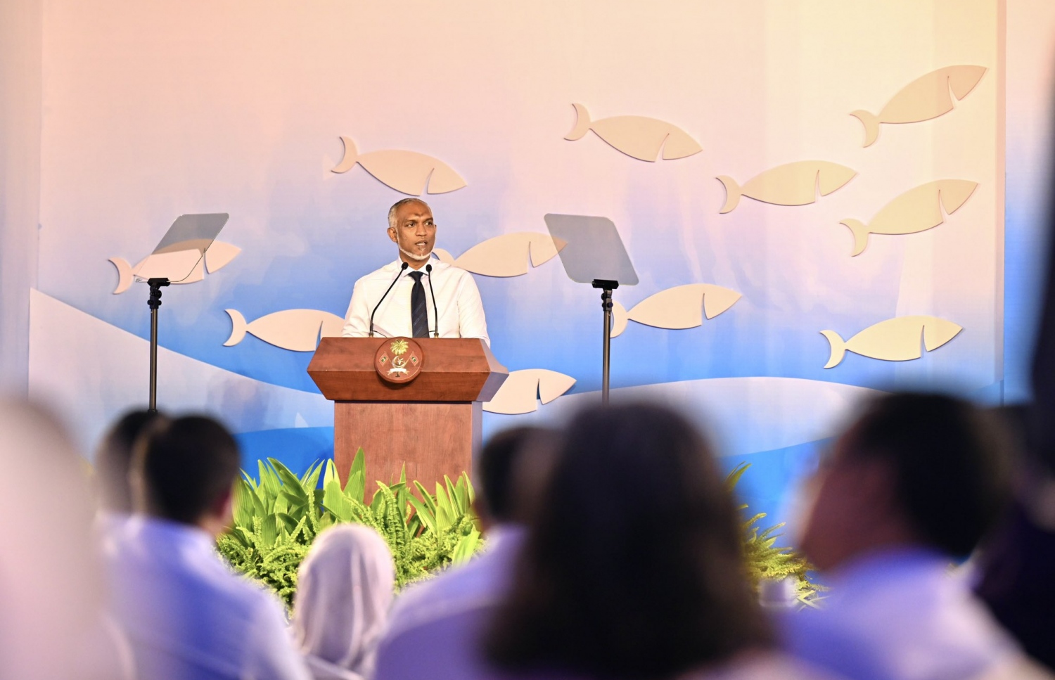 މަސްވެރިންގެ ދުވަހުގެ ޖަލްސާގައި ރައީސް ޑރ. މުހައްމަދު މުއިއްޒު ވާހަކަފުޅު ދައްކަވަނީ.. -- ފޮޓޯ: ރައީސް އޮފީސް