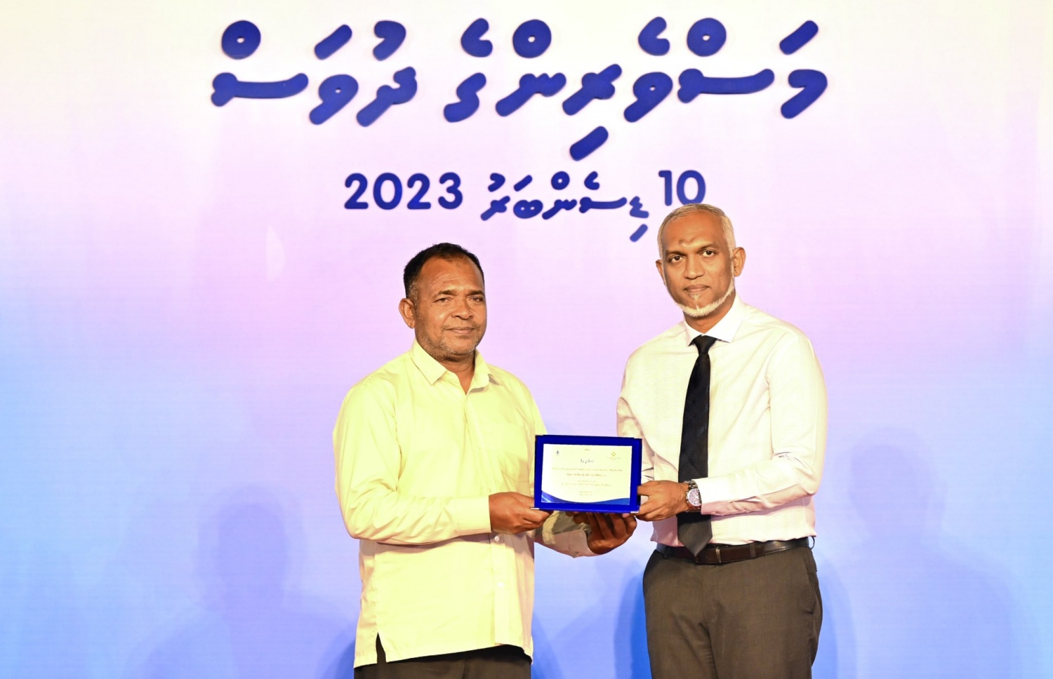 މަސްވެރިންގެ ދުވަހުގެ އެވޯޑު ލިބުން މީހަކަށް ރައީސް ޑރ. މުހައްމަދު މުއިއްޒު ހަނދާނީ ފިލާ ހަވާލުކޮށްދެއްވަނީ.-- ފޮޓޯ: ރައީސް އޮފީސް