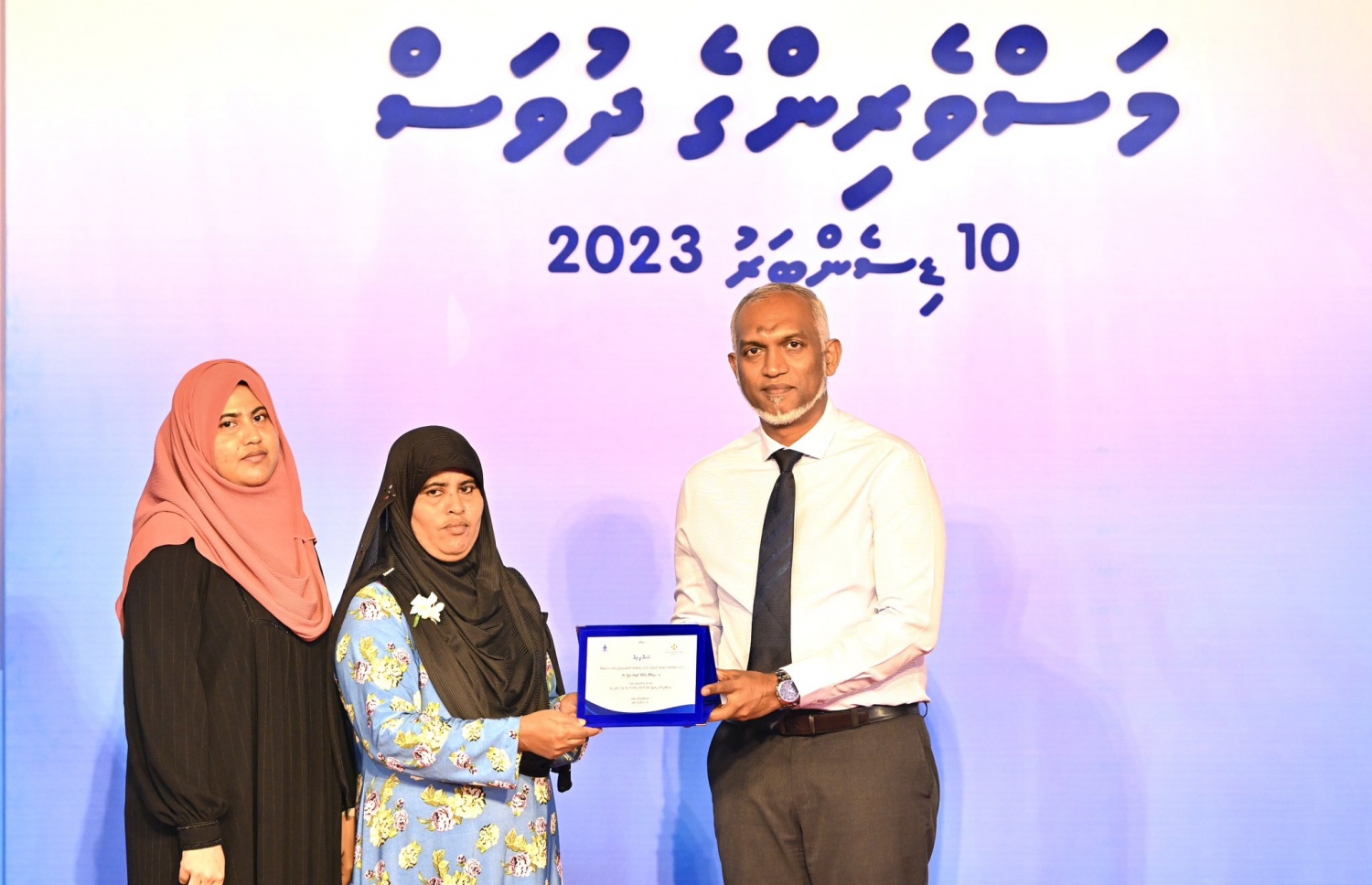 މަސްވެރިންގެ ދުވަހުގެ އެވޯޑު ލިބުން މީހަކަށް ރައީސް ޑރ. މުހައްމަދު މުއިއްޒު ހަނދާނީ ފިލާ ހަވާލުކޮށްދެއްވަނީ.-- ފޮޓޯ: ރައީސް އޮފީސް