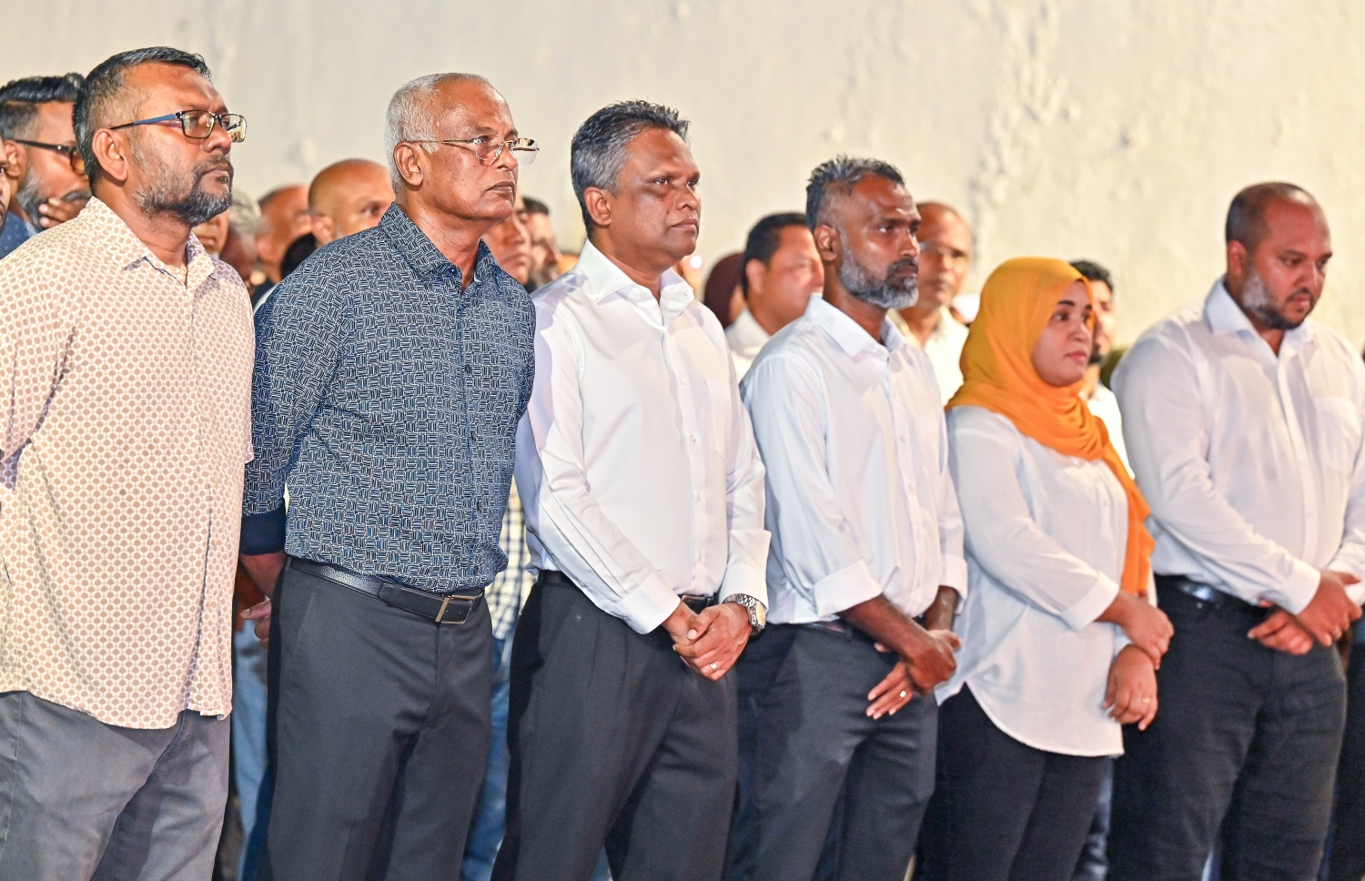މާލޭގެ މޭޔަރު ކަމަށް އެމްޑީޕީން ވާދަކުރައްވާ އާދަމް އާޒިމްގެ ކެމްޕެއިން ލޯންޗުކުރުމަށް ބޭއްވި ޖަލްސާގައި ކުރީގެ ރައީސް އިބްރާހިމް މުހައްމަދު ސޯލިހާއި އެމްޑީޕީގެ ޗެއާޕާސަން ފައްޔާޒް އިސްމާއިލްއާ އެކު ސިޓީ ކައުންސިލުގެ ހުސްވެފައިވާ އެހެން ގޮނޑިތަކަށް ވާދަކުރަައްވާ ބޭފުޅުން.-- ފޮޓޯ: ފަޔާޒް މޫސާ | މިހާރު