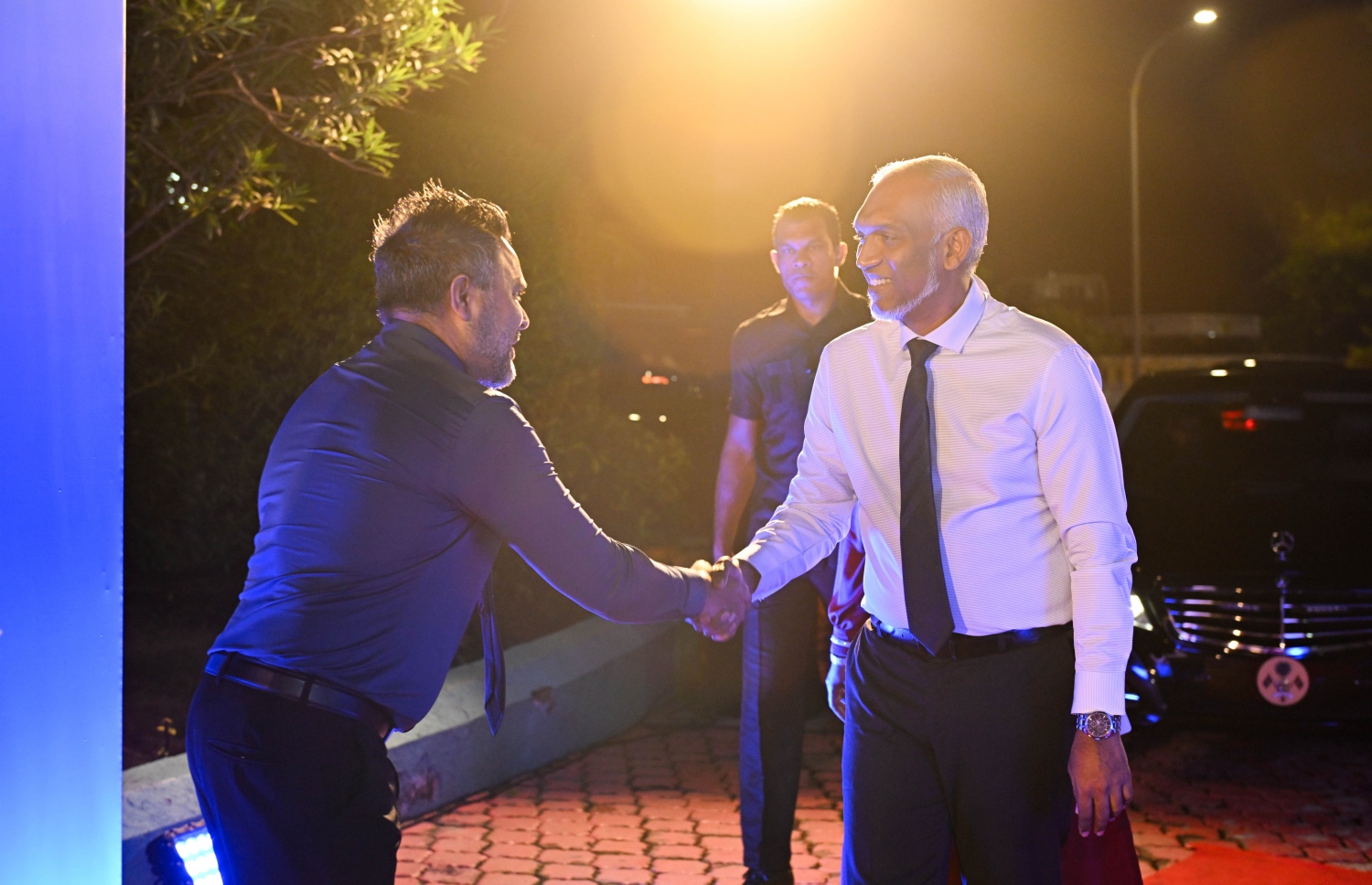 މަސްވެރިންގެ ދުވަހުގެ ރަސްމީ ޖަލްސާ އަށް ރައީސް ޑރ. މުހައްމަދު މުއިއްޒު ދަރުބާރުގެއަށް ވަޑައިގަތުމުން ފިޝަރީޒް މިނިސްޓަރު އަހްމަދު ޝިޔާމް އެމަނިކުފާނާ ސަލާންކުރައްވައި މަރުހަބާ ދަންނަވަނީ.-- ފޮޓޯ: ރައީސް އޮފީސް