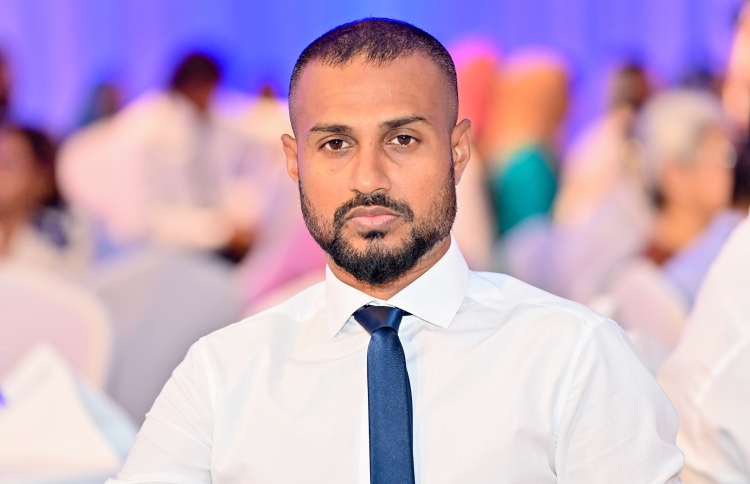 "ވަޒީފާގެ ކޮންޓްރެކްޓް އާނުކުރީ މަސައްކަތް ހުއްޓުމުން"