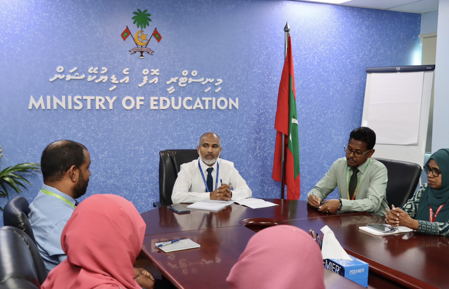 އެޑިޔުކޭޝަން މިނިސްޓަރު ޑރ. އިސްމާއިލް ޝަފީއު މާލޭގެ ޕްރިންސިޕަލުންނާ ބައްދަލުކުރައްވަނީ.-- ފޮޓޯ: މިނިސްޓްރީ