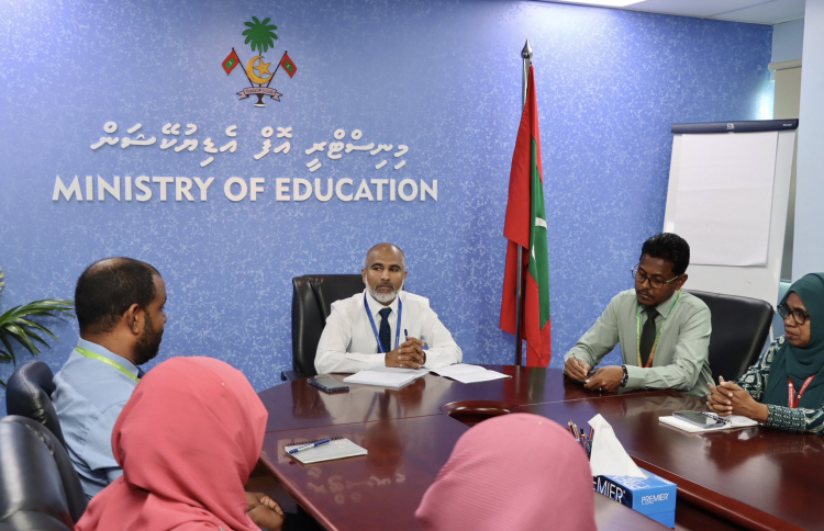 ކެމްބްރިޖް މުގައްރަރަށް ފޮތް ލިޔަން ދިވެހި ޓީޗަރުންނަށް