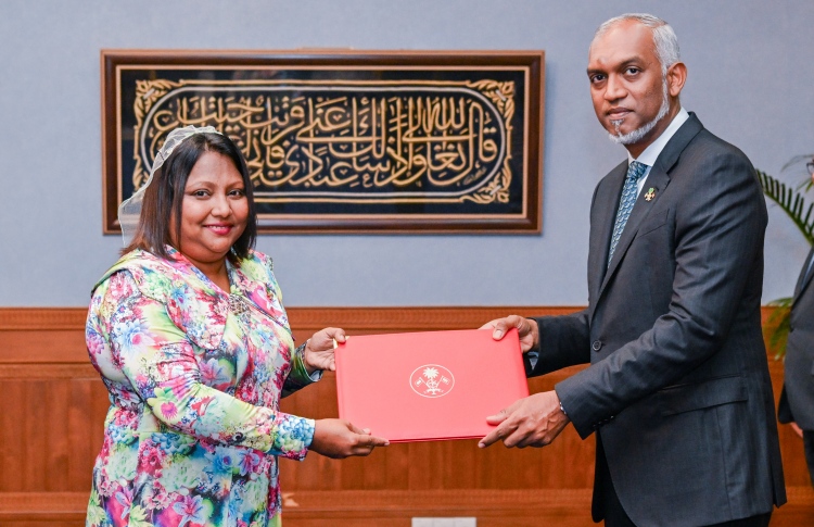 ފުރަތަމަ އަންހެން ފޮރިން ސެކްރެޓަރީއަކަށް އިނާޔާ