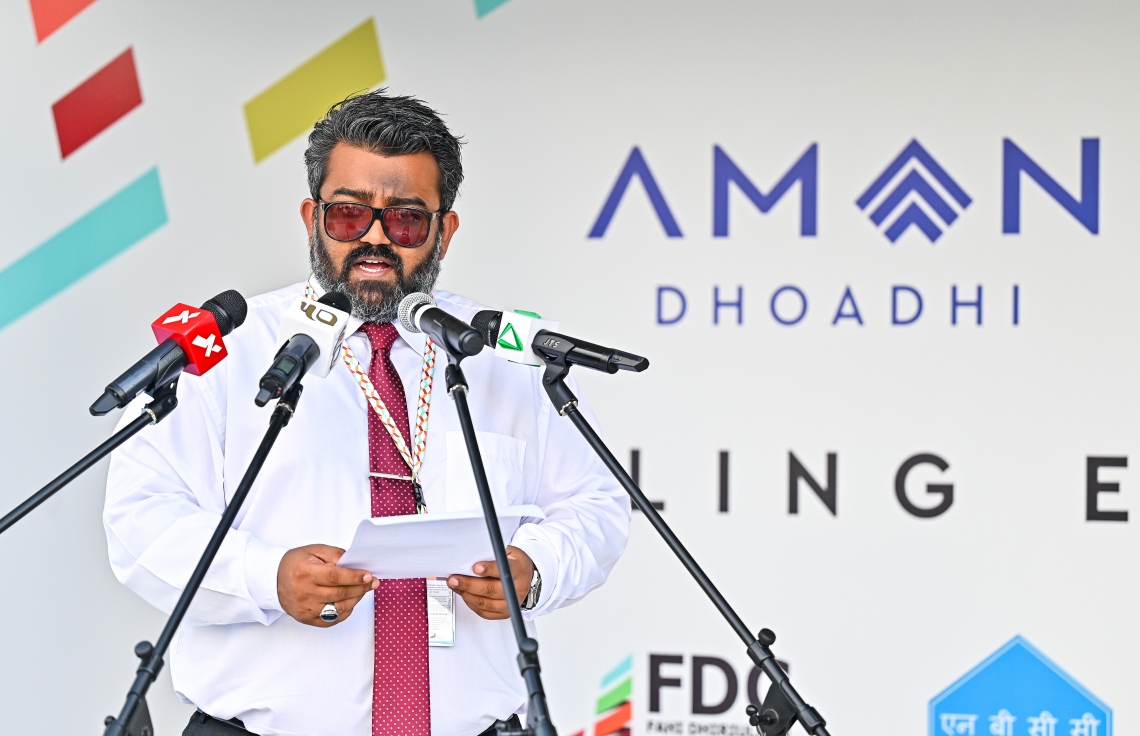 "އަމާން ދޯދި" ފްލެޓްތައް ނޫސްވެރިންނަށް ދައްކާލުމަށް ބޭއްވި ރަސްމިއްޔާތުގައި އެފްޑީސީގެ މެނޭޖިން ޑިރެކްޓަރު ހަމްދާން ޝަކީލު ވާހަކަ ދައްކަވަނީ: އެންމެ ބޮޑު އިސްކަމެއް ދޭނީ، ހައްގުވާ މީހުންނަށް ފްލެޓް ލިބޭއިރު، އެ އާއިލާތަކަށް ބޮޑު ލުޔެއް ލިބިދިނުމަށް ކަމަށް ވިދާޅުވި.--- ފޮޓޯ: ފަޔާޒު މޫސާ | މިހާރު