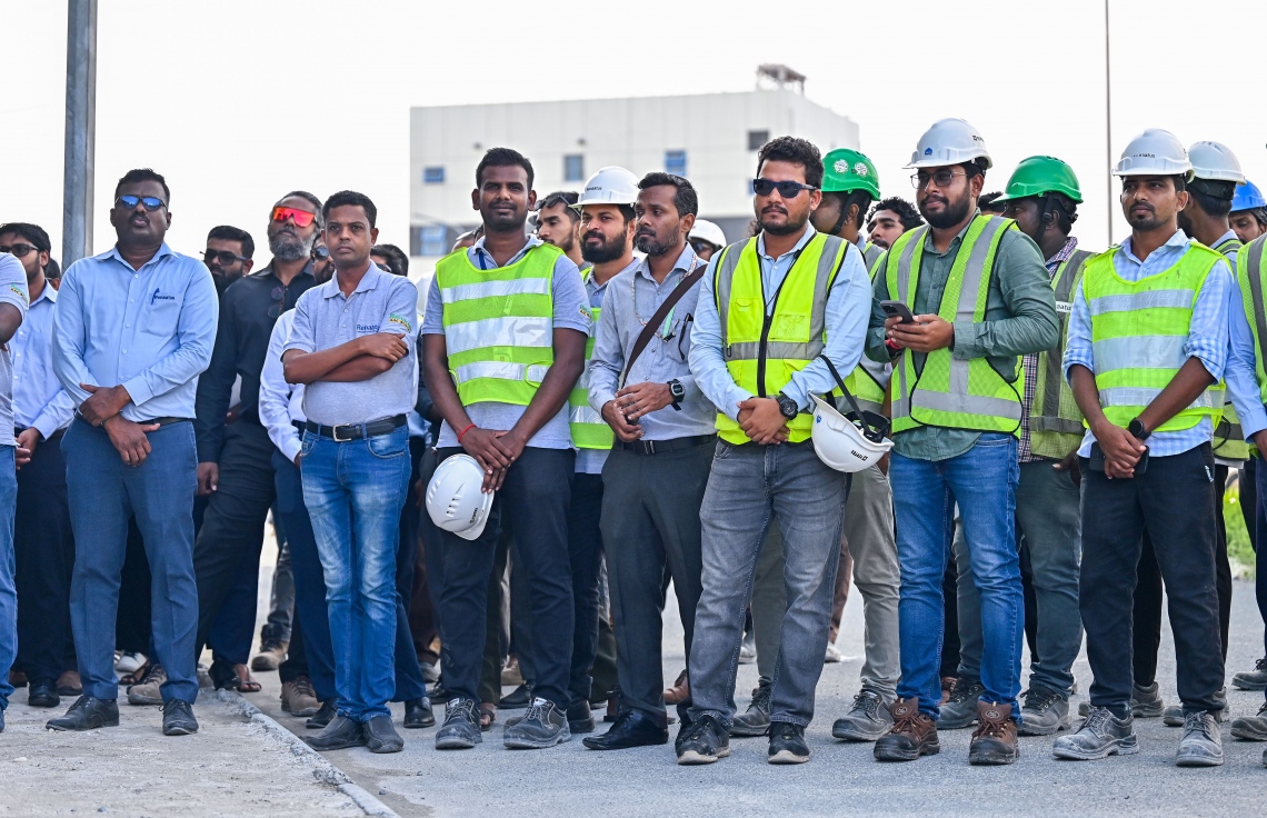 "އަމާން ދޯދި" ފްލެޓްތަކުގެ އެޕާޓްމެންޓްތައް ނޫސްވެރިންނަށް ދައްކާލުމަށް ބޭއްވި ރަސްމިއްޔާތުގައި، އެ ފްލެޓްތައް ހަދަމުންދާ އެންބީސީސީ ކުންފުނީގެ މުވައްޒަފުން ބައިވެރިވަނީ.--- ފޮޓޯ: ފަޔާޒު މޫސާ | މިހާރު