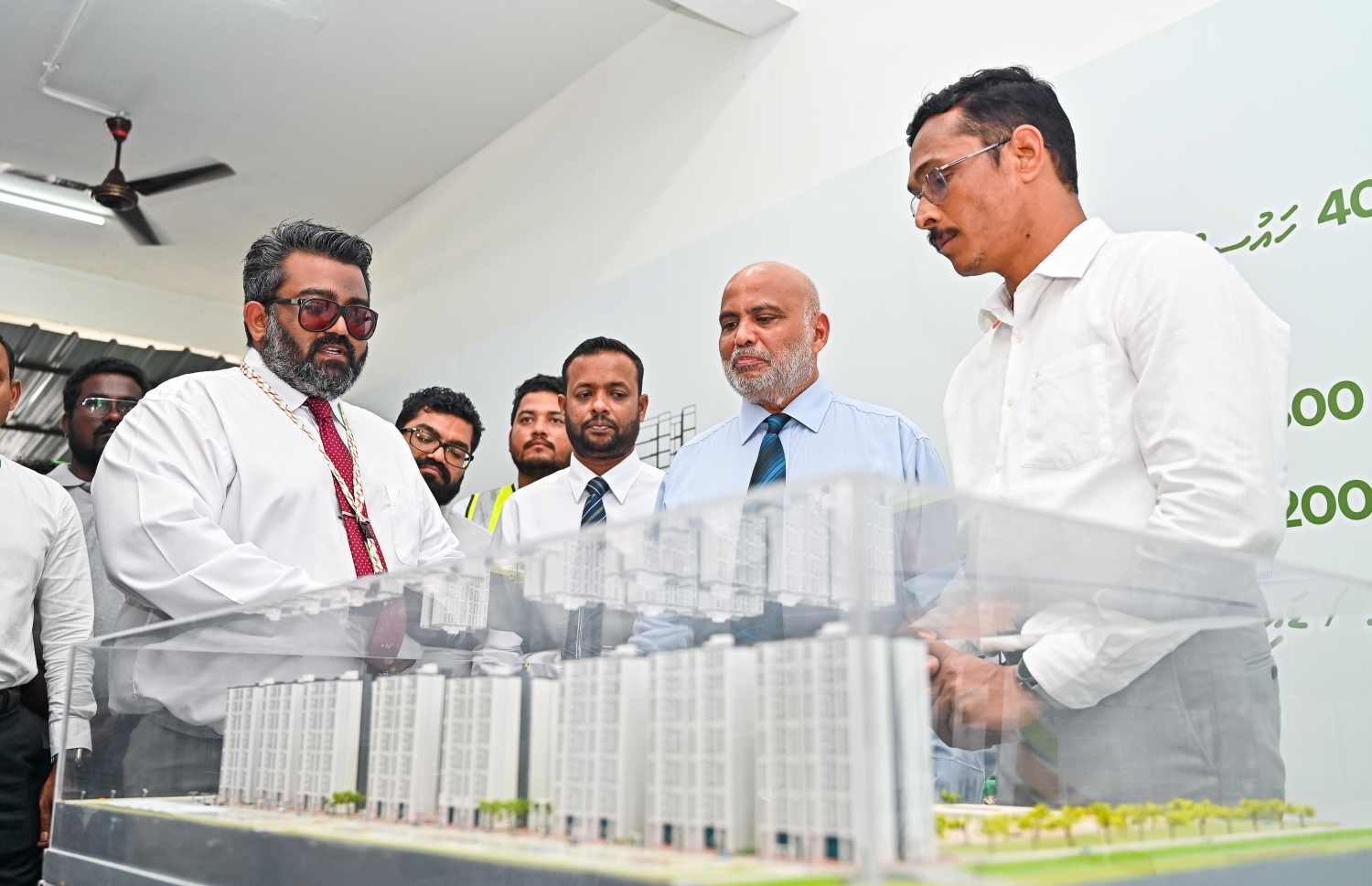 ހައުސިން މިނިސްޓަރާއި އިންފްރާސްޓްރަކްޗާ މިނިސްޓަރު އަދި ފަހި ދިރިއުޅުން ކޯޕަރޭޝަންގެ އެމްޑީ އެންބީސީސީ އިން ހަދާ ޕްލެޓްތަކުގެ މޮޑެލް ބައްދަލަވާލައްވަނީ -- ފޮޓޯ: ފަޔާޒް މޫސާ / މިހާރު