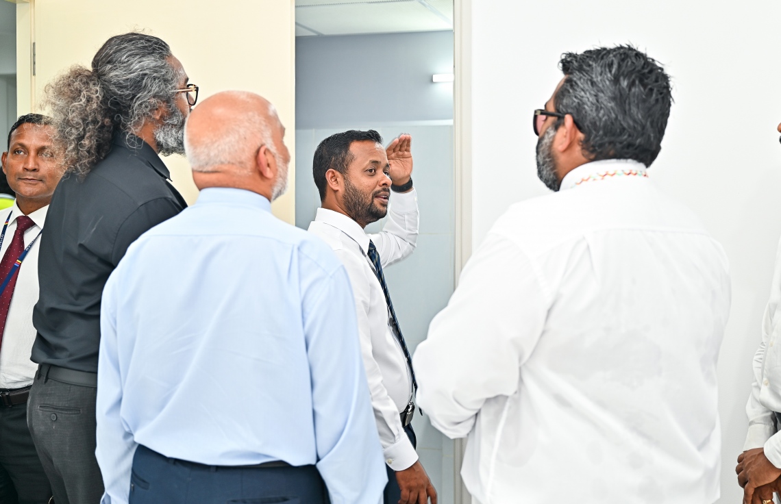 ހައުސިން މިނިސްޓަރު ޑރ. ހައިދަރު އަދި އިންފްރާސްޓްރަކްޗަ މިނިސްޓަރު ޑރ. މުއްތަލިބު ފަހި ދިރިއުޅުމުގެ އެޕާޓްމެންޓެއް ބައްލަވާލައްވަނީ.--- ފޮޓޯ: ފަޔާޒު މޫސާ | މިހާރު