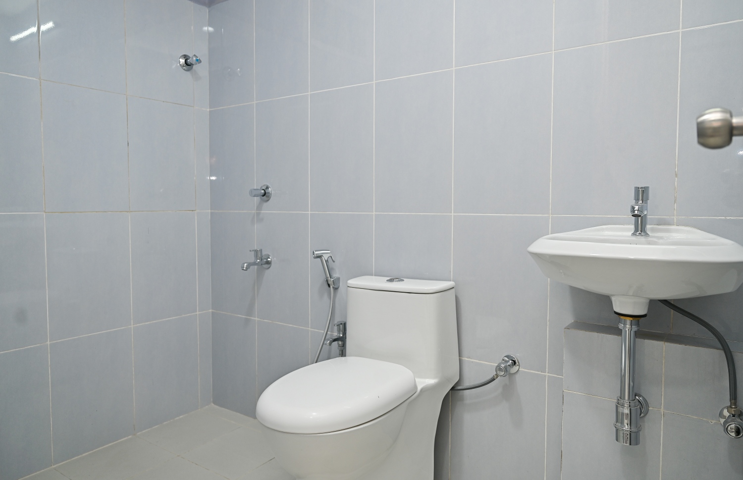 ފަހި ދިރިއުޅުމުގެ އެޕާޓްމެންޓެއްގެ ފާހާނަ. އެ އެޕާޓްމެންޓްތަކުގެ ކޮންމެ ކޮޓަރިއެއްގައި ވެސް ފާހާނަ ހުރޭ -- ފޮޓޯ: ފަޔާޒް މޫސާ / މިހާރު