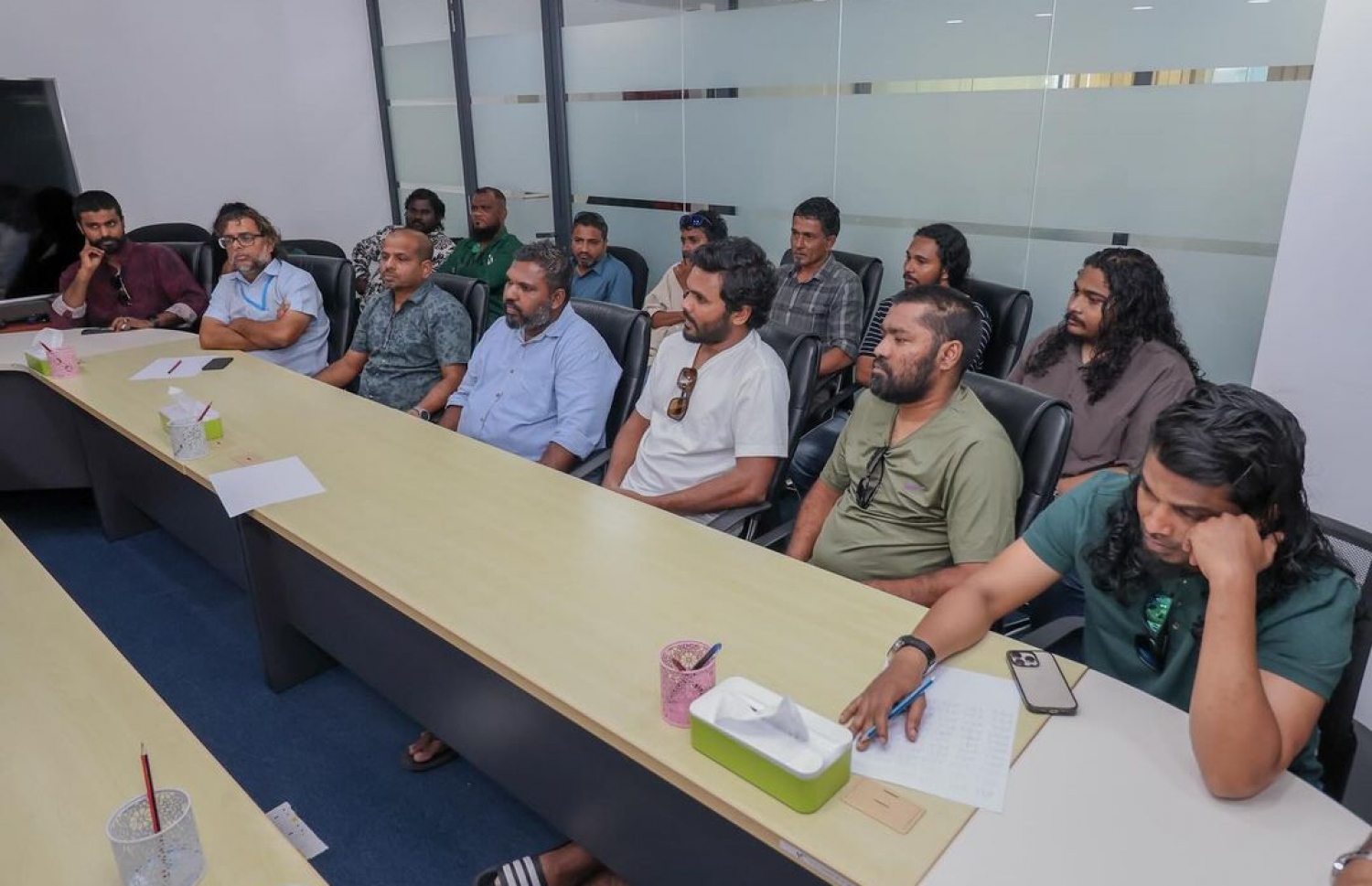 ދެވަނަ ޑިވިޝަނުގެ ކްލަބްތަކުގެ އޮފިޝަލުން ސްޕޯޓްސް މިނިސްޓްރީގައި: ކްލަބްތަކުން ވަނީ ކަންބޮޑުވުންތައް މިނިސްޓަރާ ހިއްސާކޮށްފަ --- ފޮޓޯ: ސްޕޯޓްސް މިނިސްޓްރީ