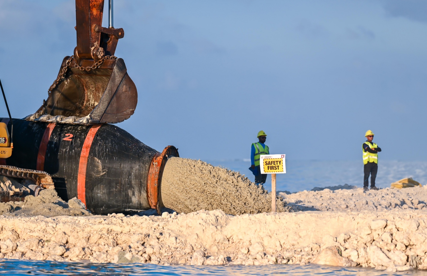 ފުށިދިއްގަރުފަޅު ހިއްކުމުގެ މަސައްކަތް ކުރަނީ: ހިއްކާ ބިމުގެ ބަދަލުގައި ބިމުން ސަރަހައްދެއް ދިނުމަކީ ކުރީގެ ސަރުކާރުން ވެސް އަމަލުކުރި މޮޑެލްއެއް. --ފޮޓޯ: މިހާރު