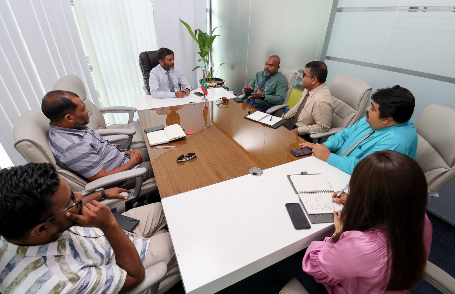 ފަތާ ޓްރެކް ނަޖިސްވާ މައްސަލަ ހައްލުކުރުމާ ގުޅޭ ގޮތުން ސްޕޯޓްސް މިނިސްޓްރީގައި އިއްޔެ ބޭއްވި ބައްދަލުވުމުގެ ތެރެއިން --- ފޮޓޯ: ސްޕޯޓްސް މިނިސްޓްރީ