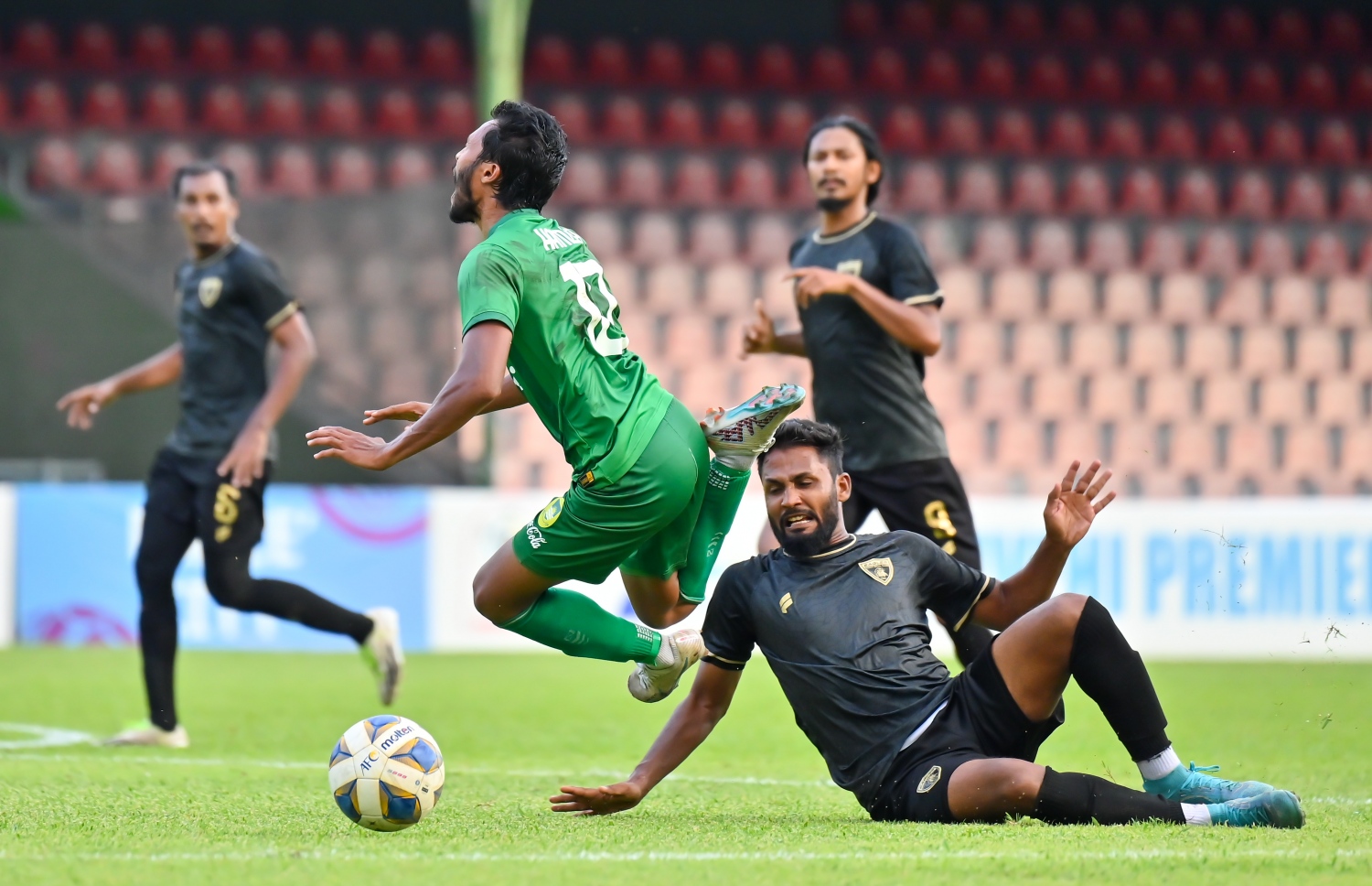 އީގަލްސްގެ ރިލޭ މާޒިޔާގެ ހަމްޕު އަށް ފައުލް ކުރަނީ، މާޒިޔާ އަށް ޕެނަލްޓީ ދިނީ މި ފައުލާ ގުޅިގެން.-- ފޮޓޯ: ފަޔާޒް މޫސާ/ މިހާރު