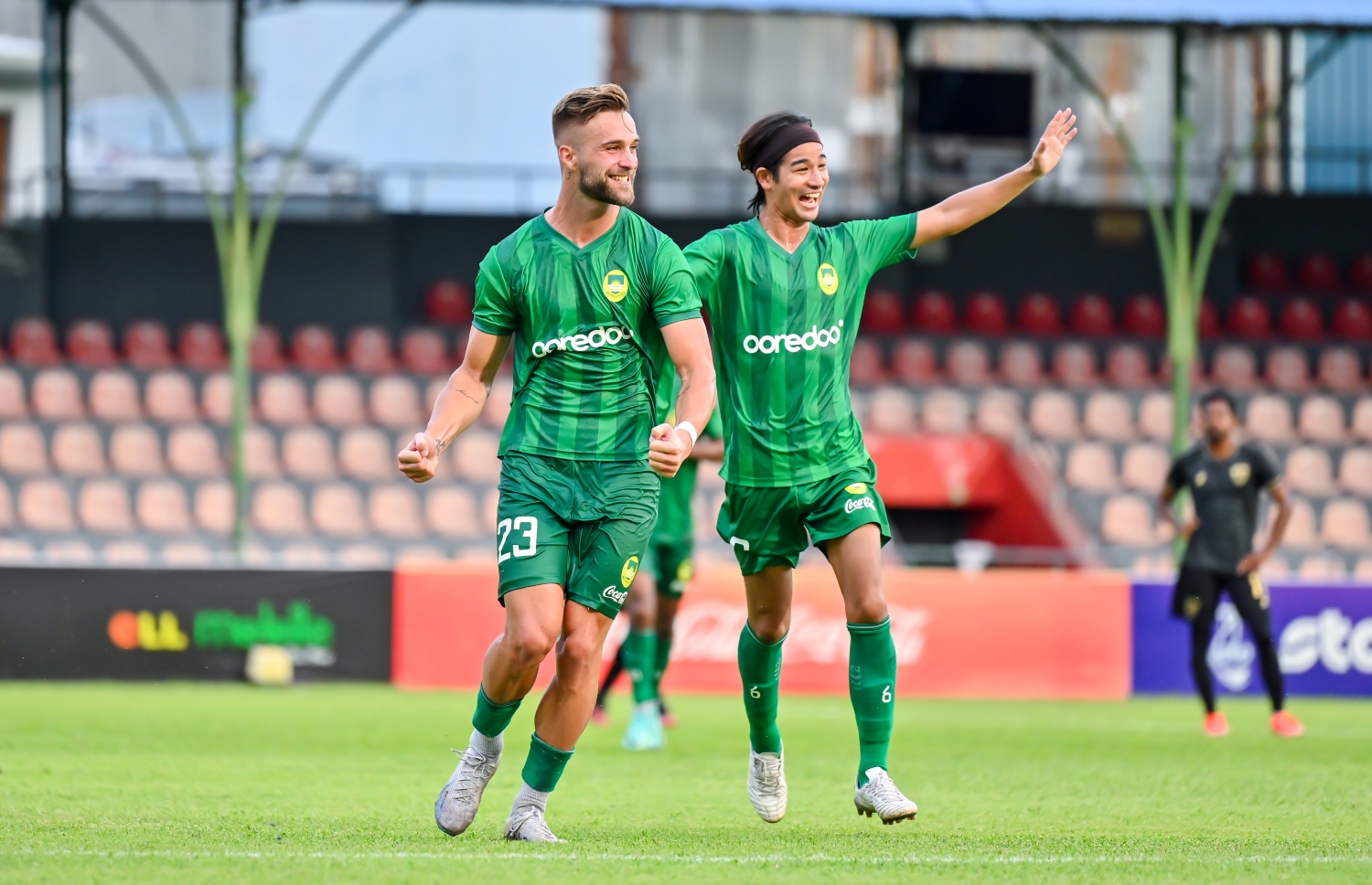 ބަލަބަނޮވިޗް (ވ)، މާޒިޔާގެ ޕެނަލްޓީ ކާމިޔާބު ކުރުމަށް ފަހު އުފާފާލު ކުރަނީ.-- ފޮޓޯ: ފަޔާޒް މޫސާ/ މިހާރު