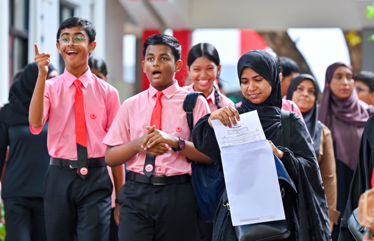 ރިޕޯޓު ފޮތް ދީ، ދަރިވަރުން 17 ދުވަހުގެ ޗުއްޓީއަކަށް